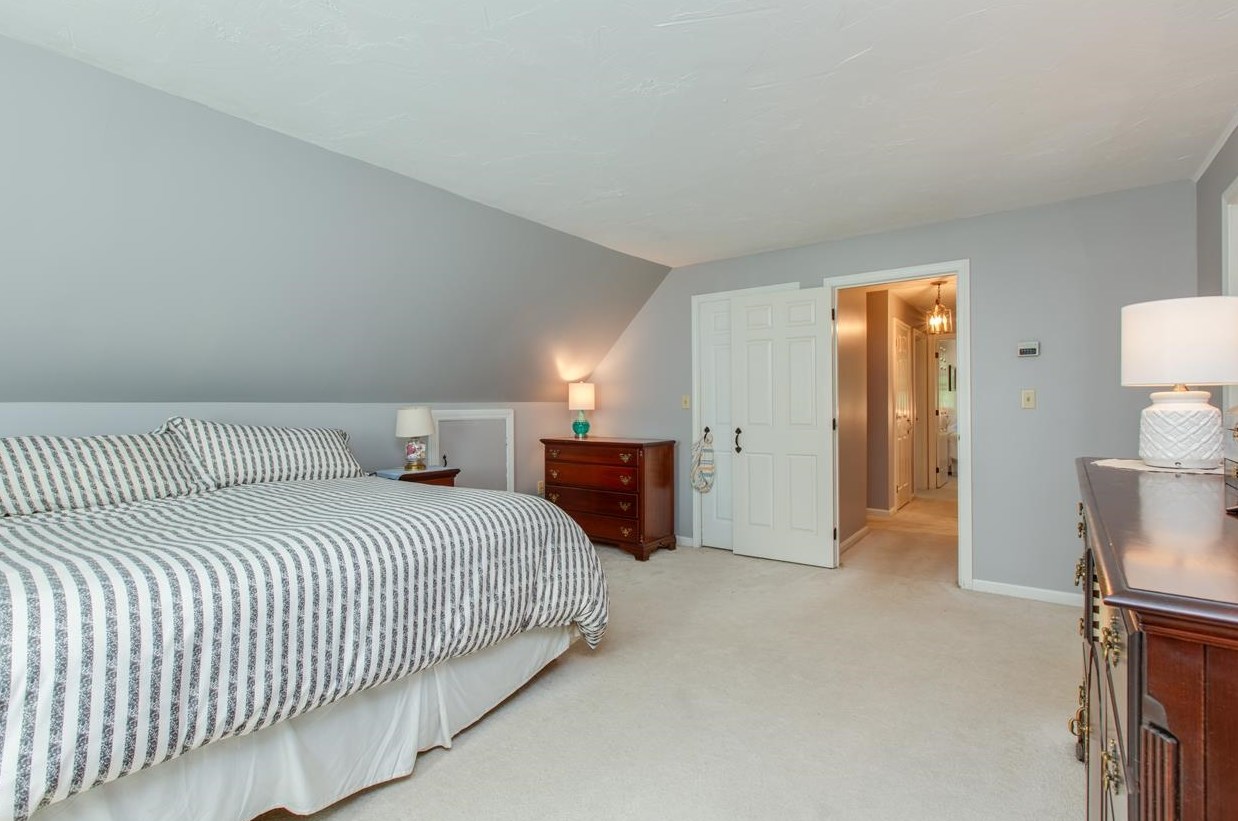 9 Jefferson Dr, Merrimack NH 03054-2416 exterior