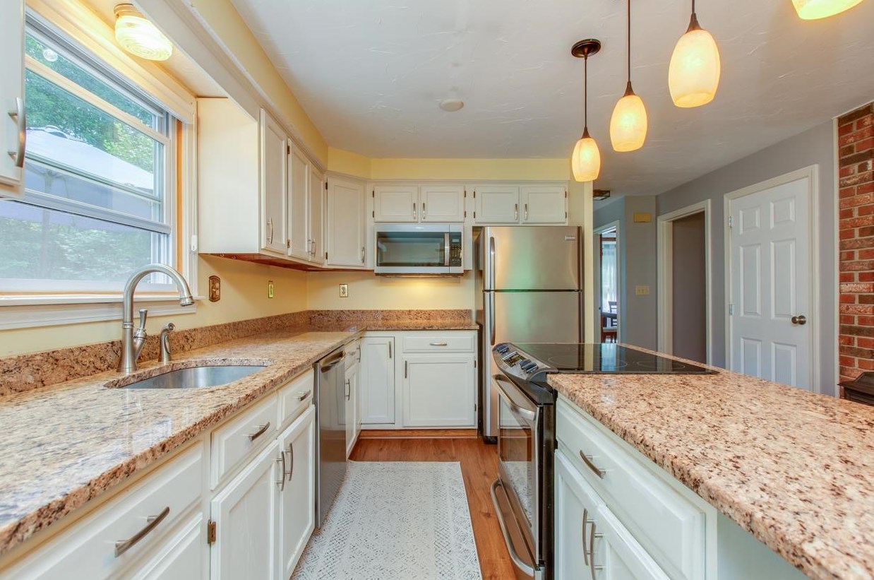 9 Jefferson Dr, Merrimack NH 03054-2416 exterior