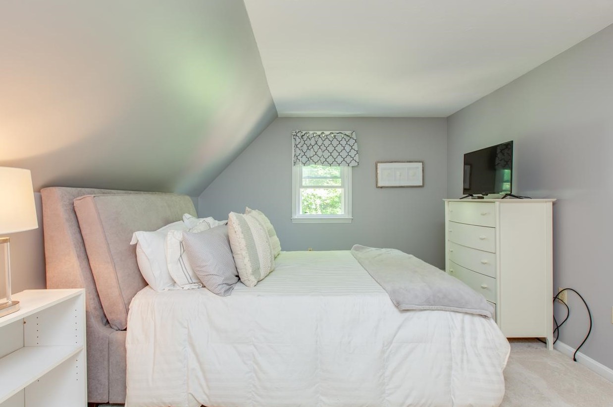 9 Jefferson Dr, Merrimack NH 03054-2416 exterior