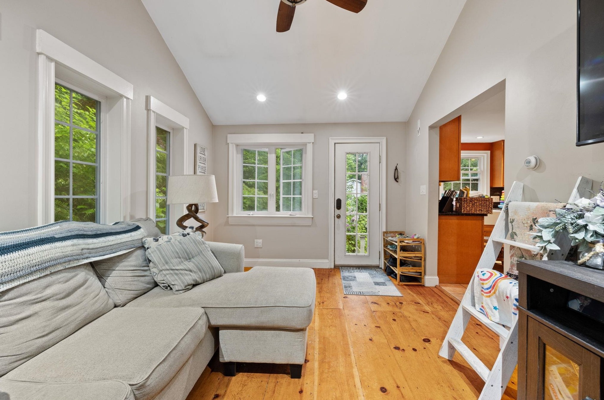 17 Green Meadow Ln, Manchester NH  03110-5546 exterior