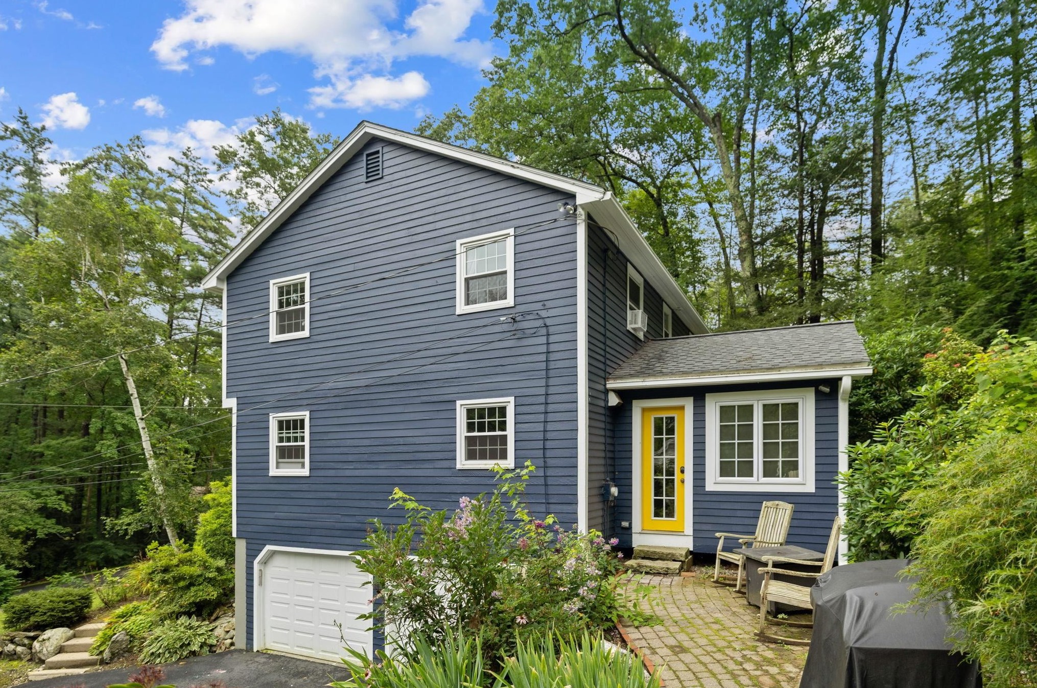 17 Green Meadow Ln, Manchester NH  03110-5546 exterior