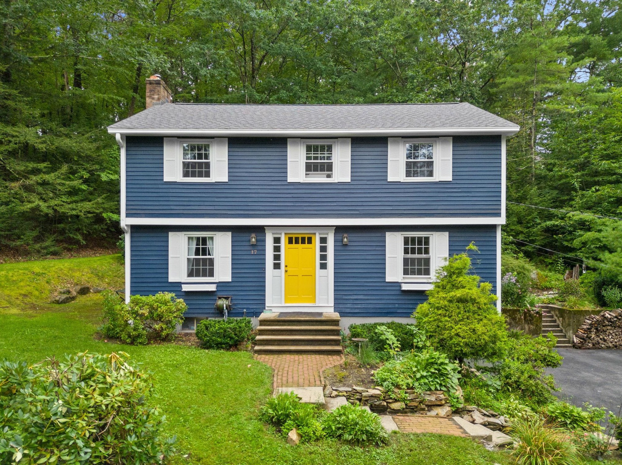 17 Green Meadow Ln, Manchester NH  03110-5546 exterior