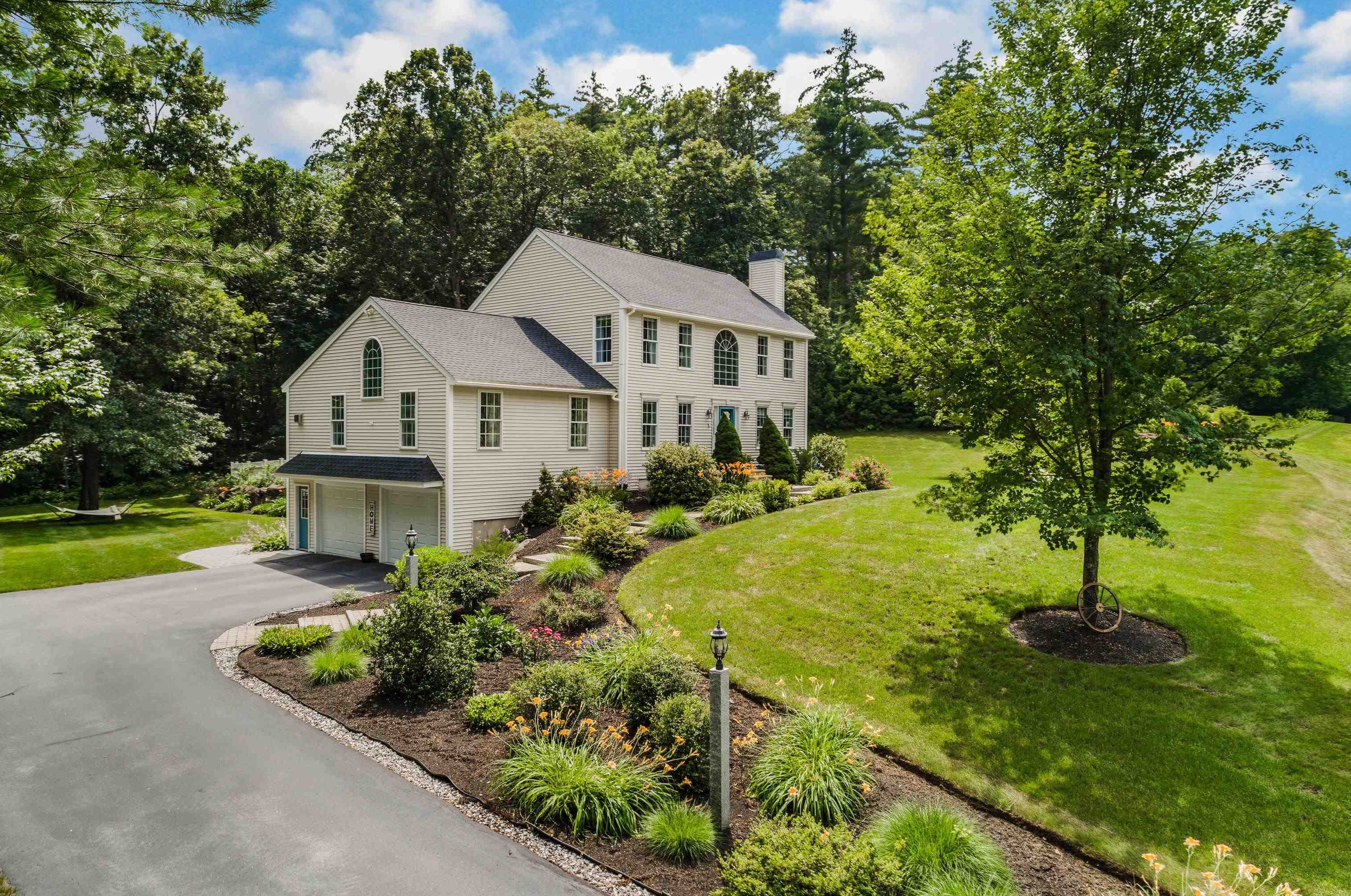 2 Chadsworth Ct, Merrimack, NH 03054-2425