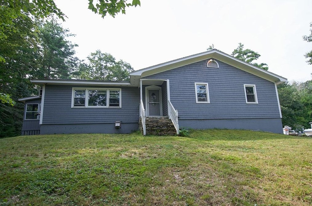 566 Main St, Sandown, NH 03873