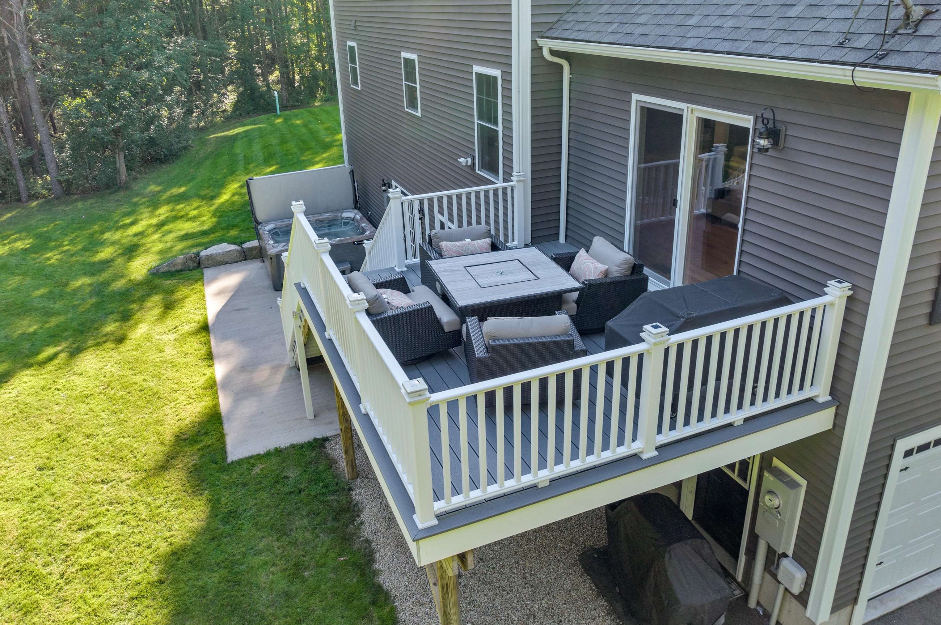 227 Ash Swamp Rd, Newmarket NH 03857-2073 exterior