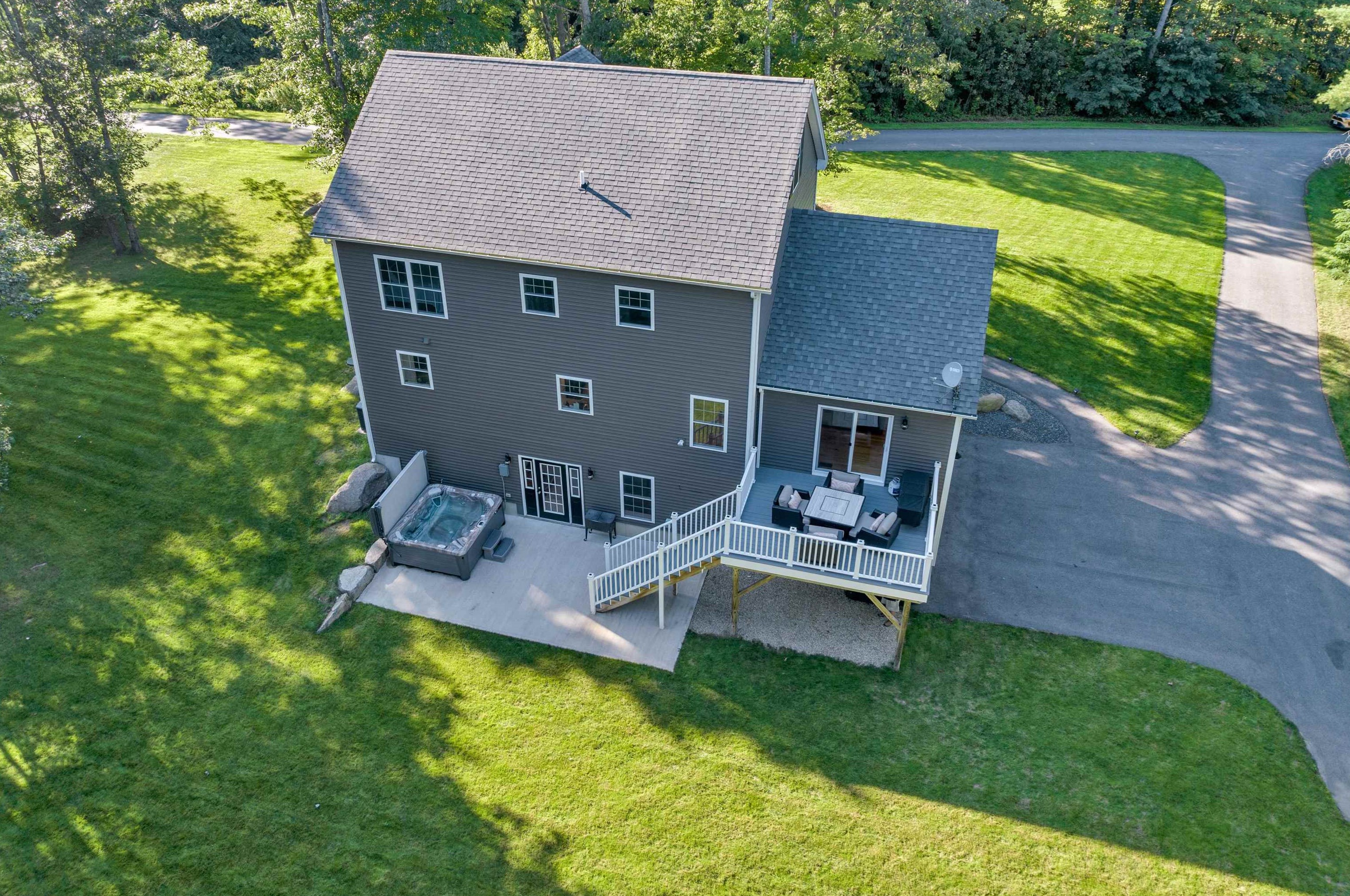 227 Ash Swamp Rd, Newmarket NH 03857-2073 exterior