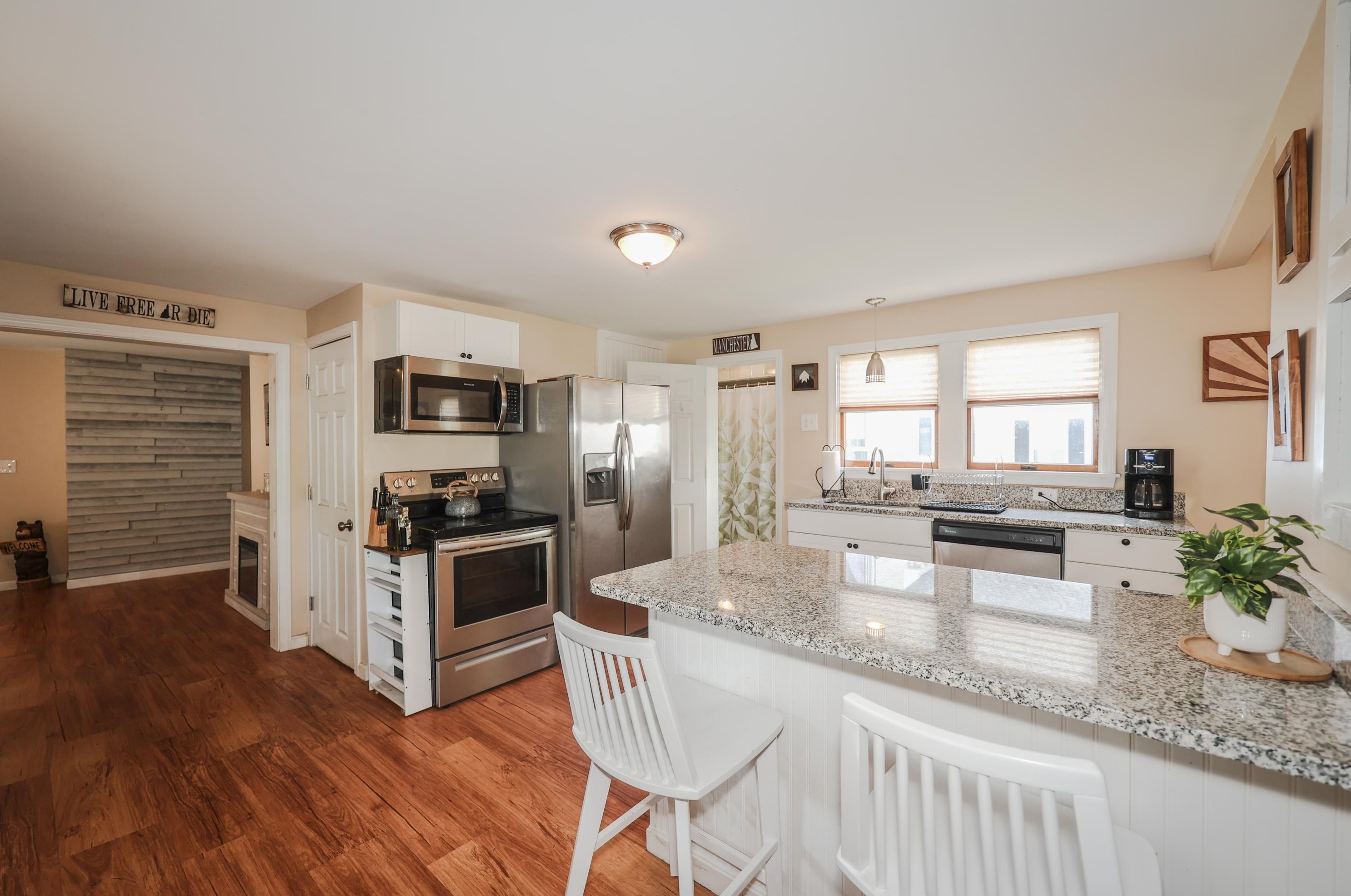 161 Mammoth Rd, Manchester NH  03109-4907 exterior