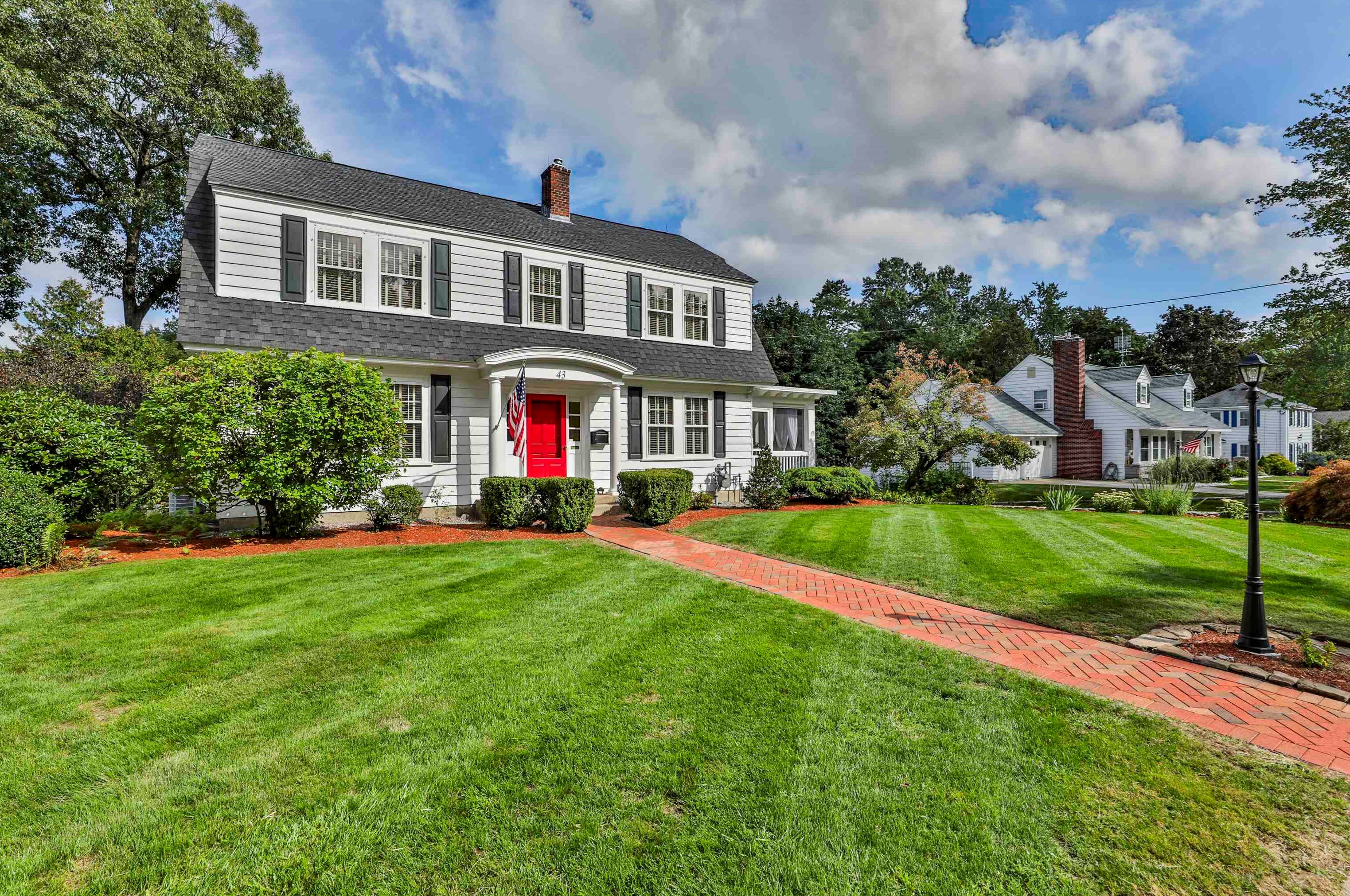 43 Raymond St, Nashua, NH 03064-1954