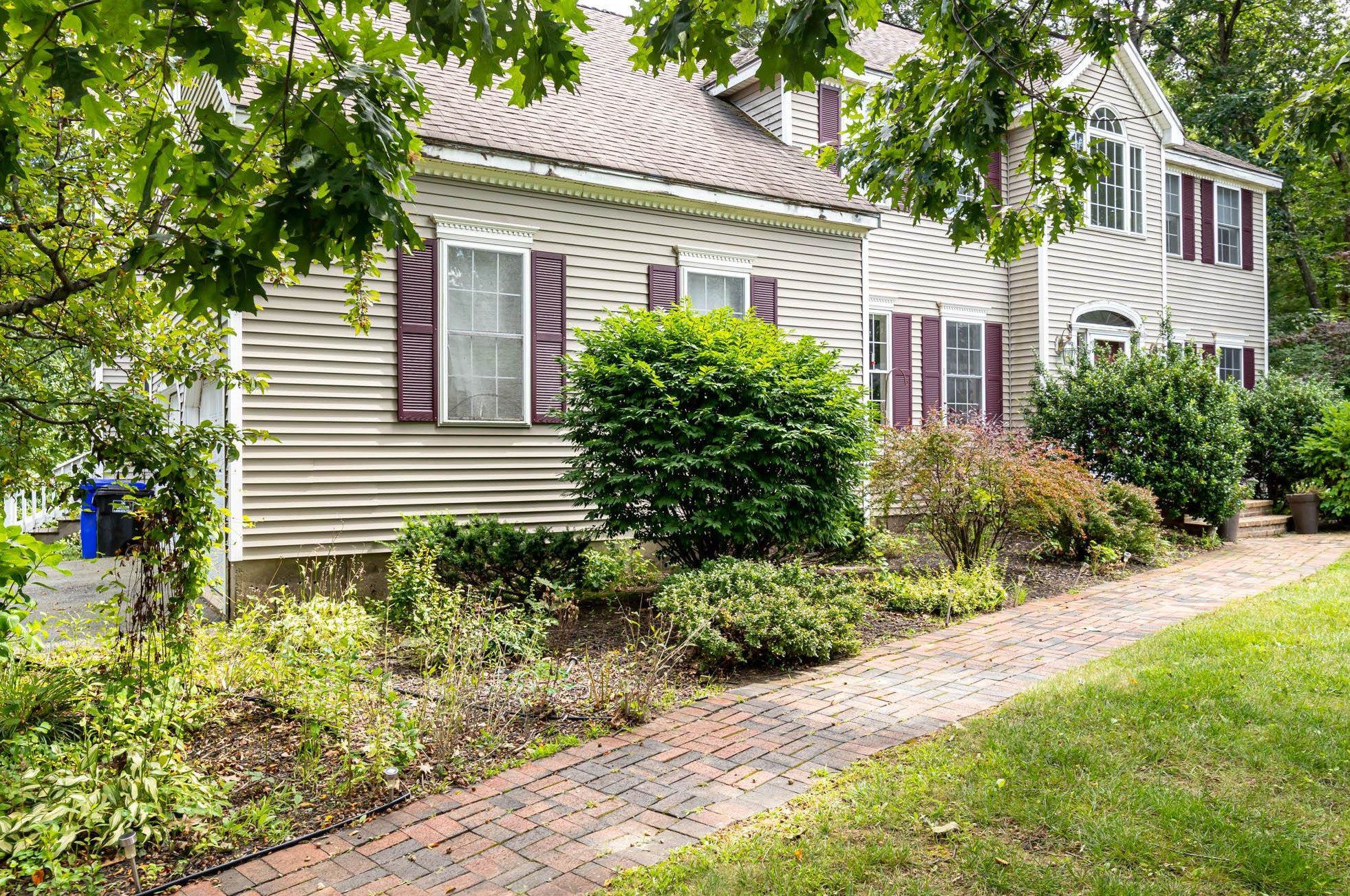 10 Applewood Dr, Hudson, NH 03051-5150