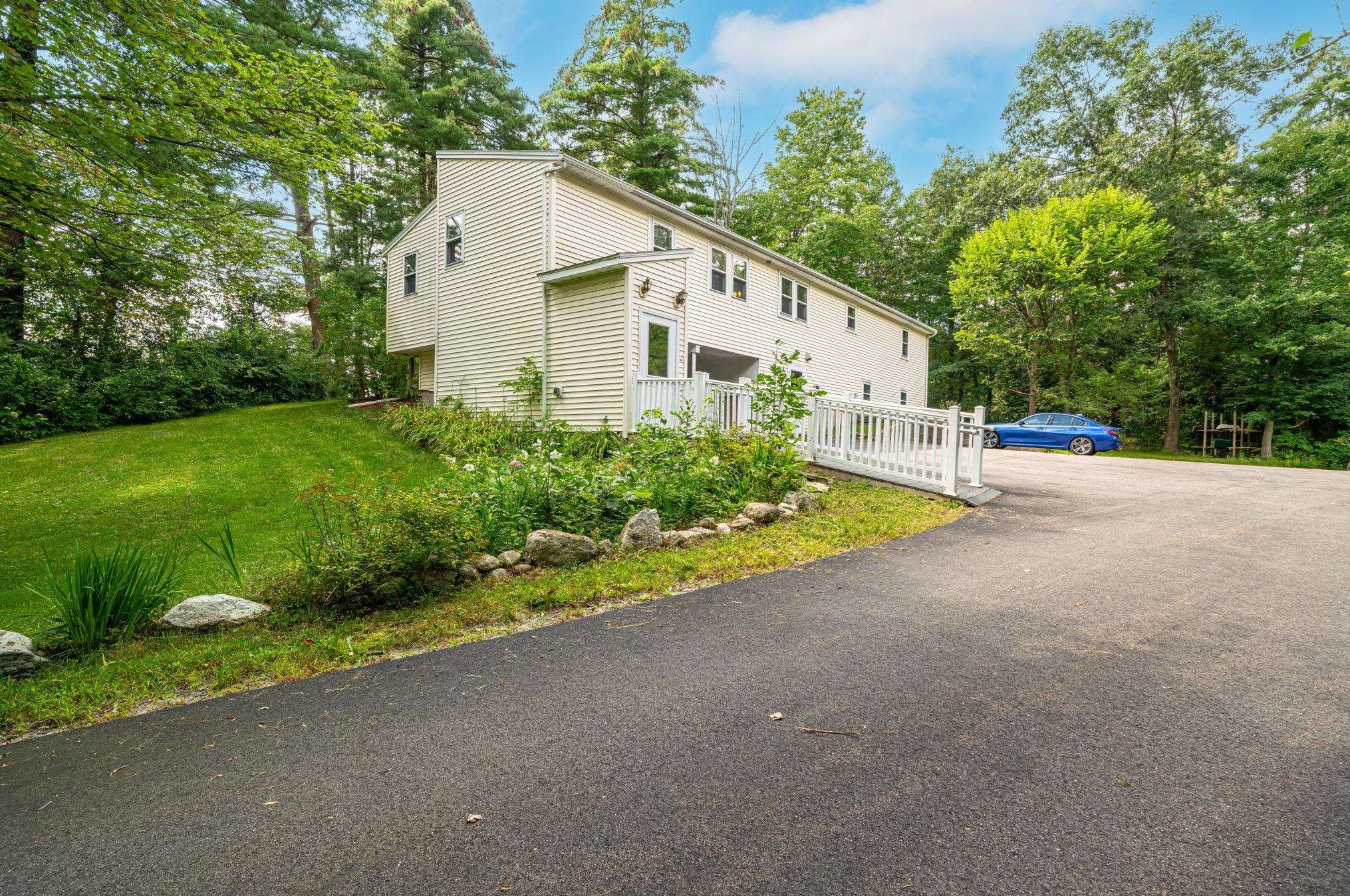 96 Litchfield Rd, Londonderry, NH 03053