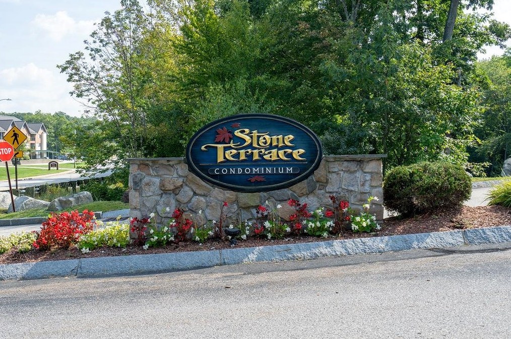 245 Edward J Roy Dr, Manchester NH  03104-4107 exterior