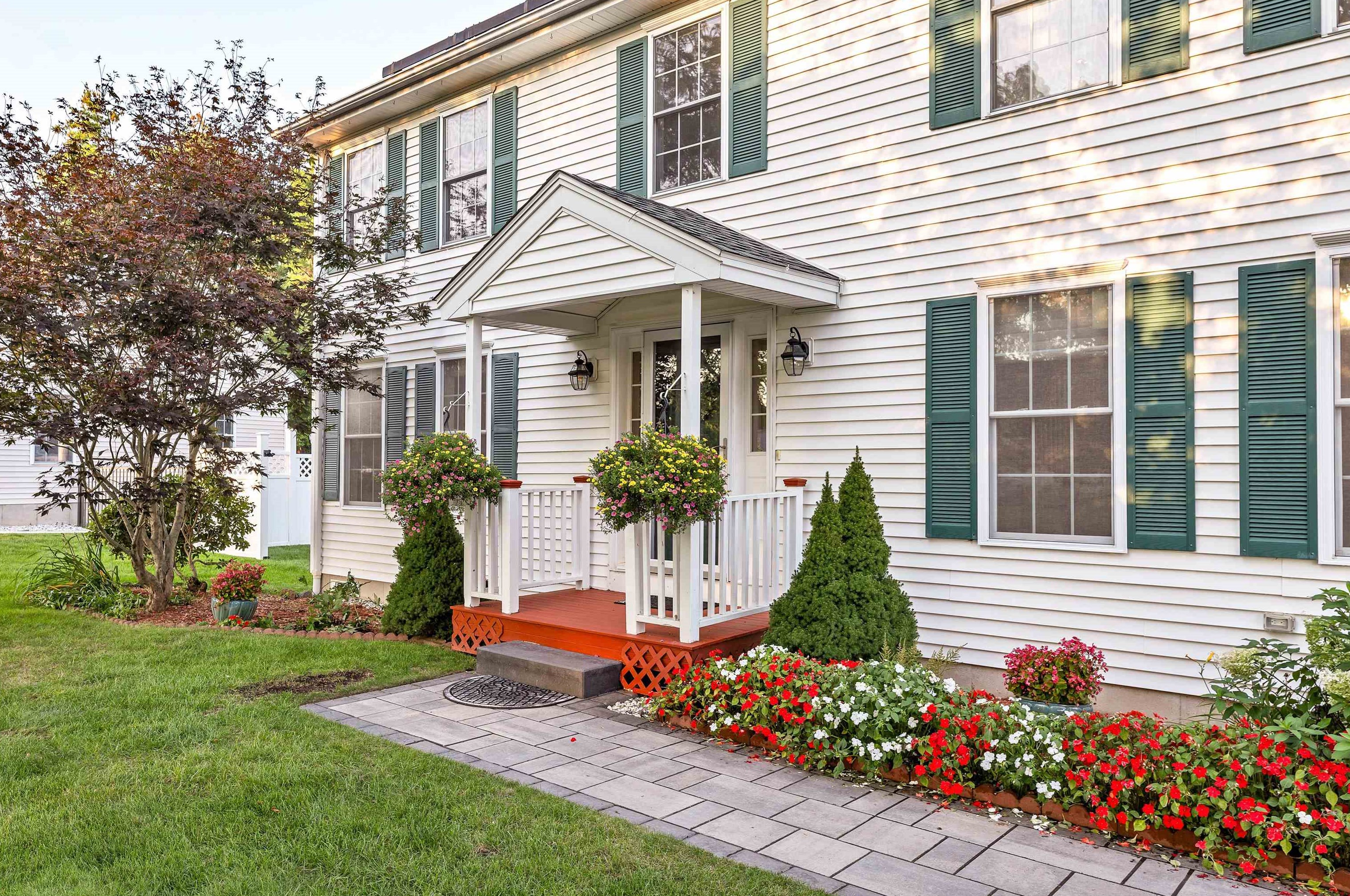 16 Hollyhock Ave, Nashua, NH 03062