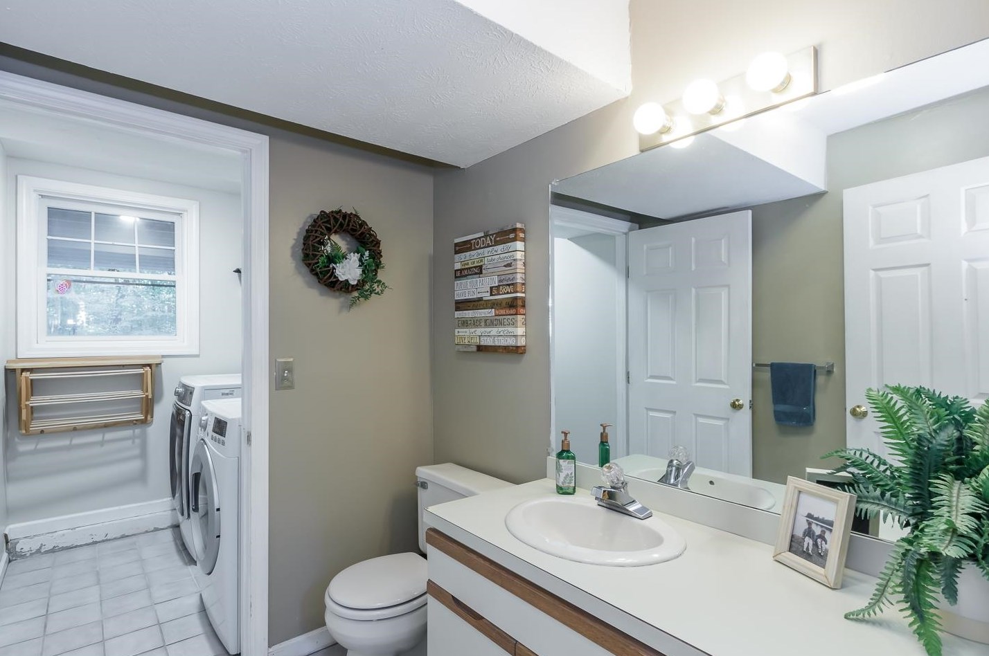 137 Pinecrest Rd, Hudson NH  03052-2317 exterior