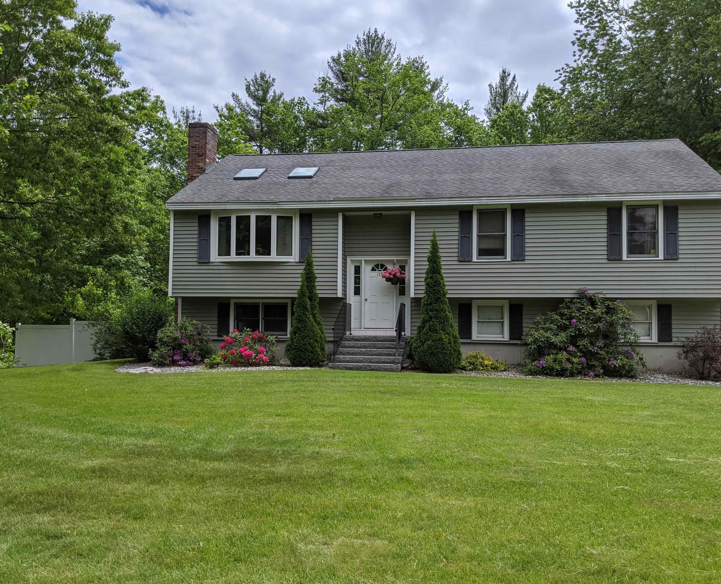 137 Pinecrest Rd, Hudson NH  03052-2317 exterior