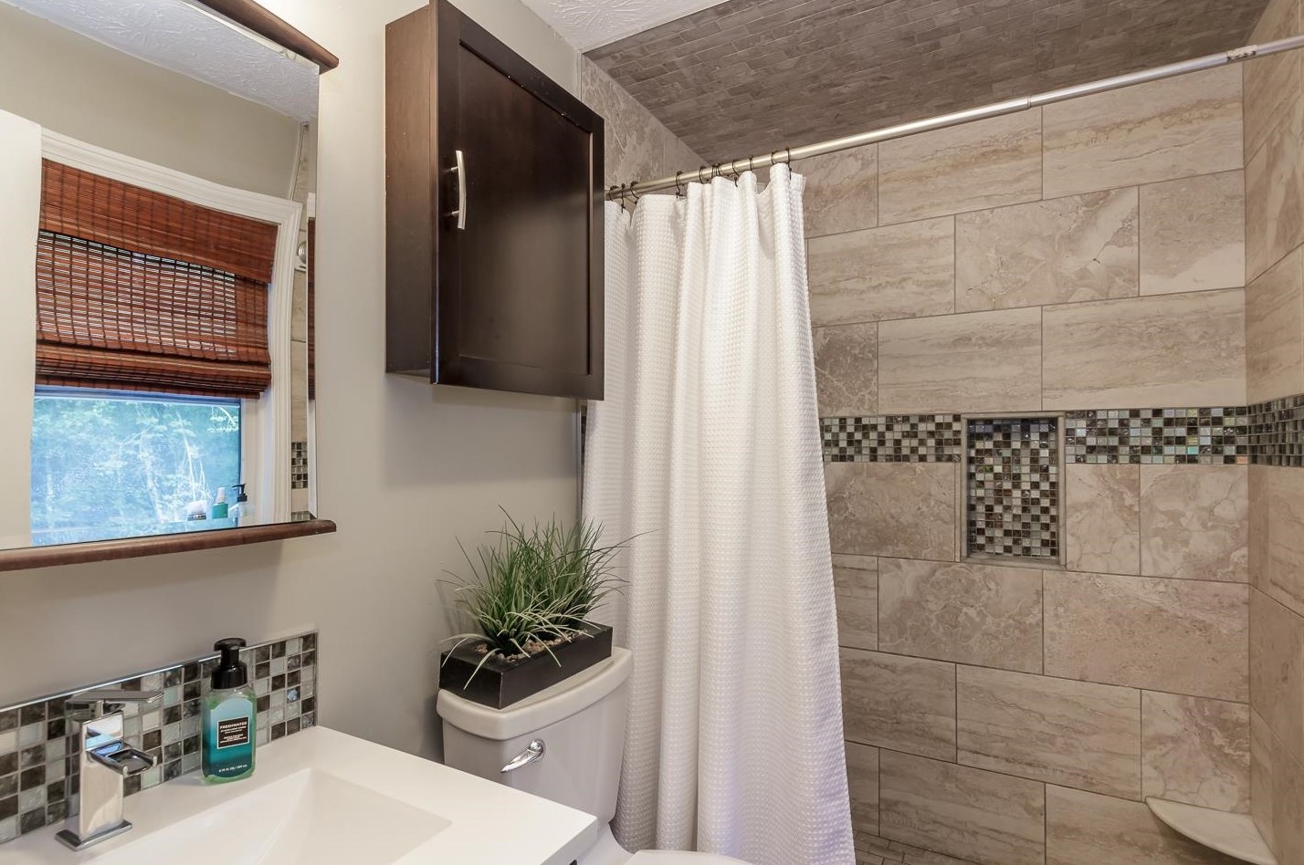 137 Pinecrest Rd, Hudson NH  03052-2317 exterior