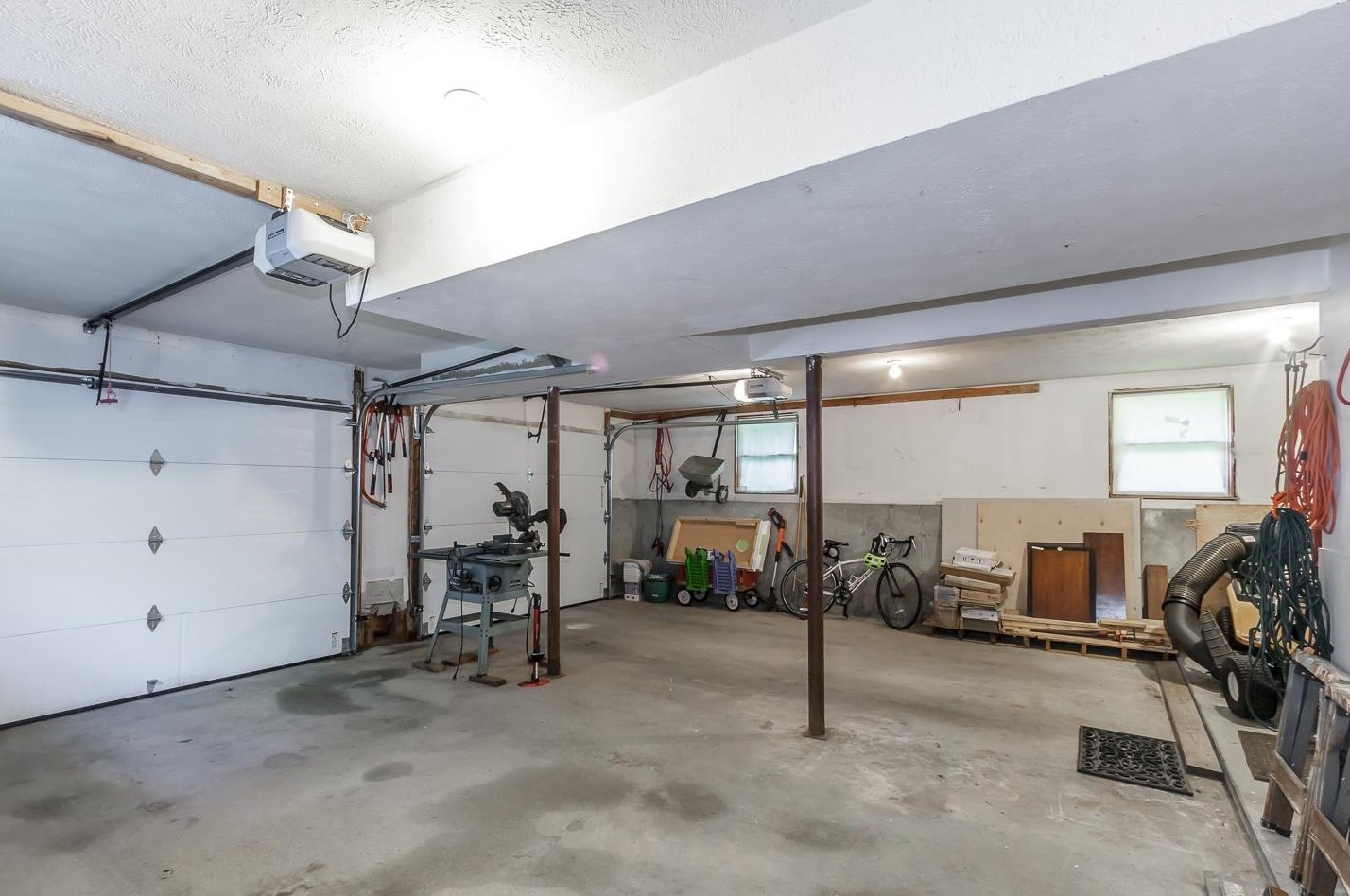 137 Pinecrest Rd, Hudson NH  03052-2317 exterior