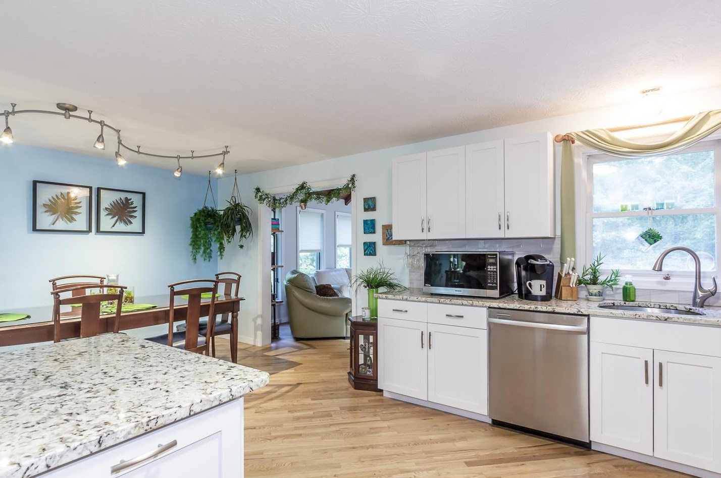 137 Pinecrest Rd, Hudson NH  03052-2317 exterior