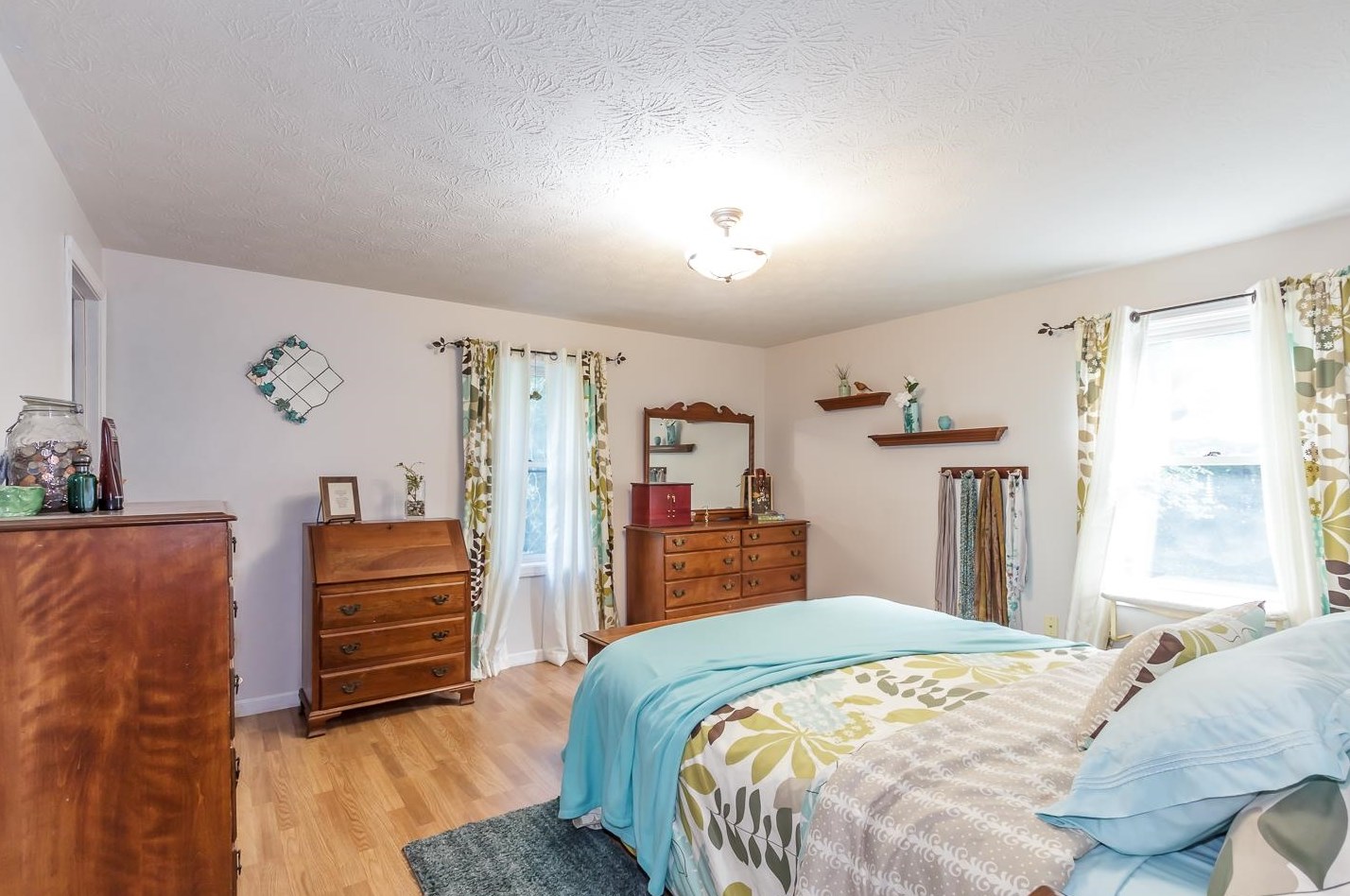 137 Pinecrest Rd, Hudson NH  03052-2317 exterior