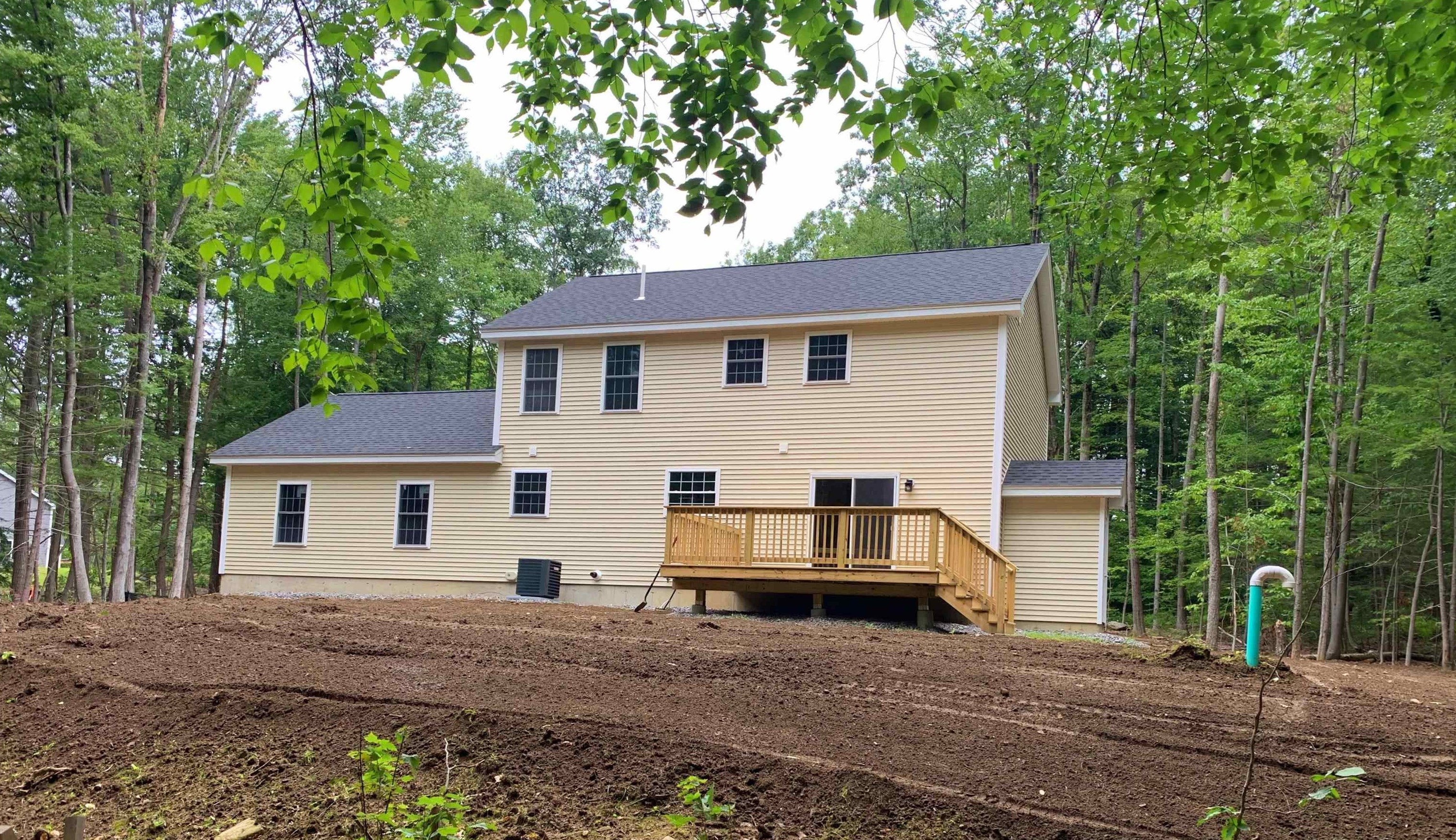 26 Lakeview Dr, Weare, NH 03281