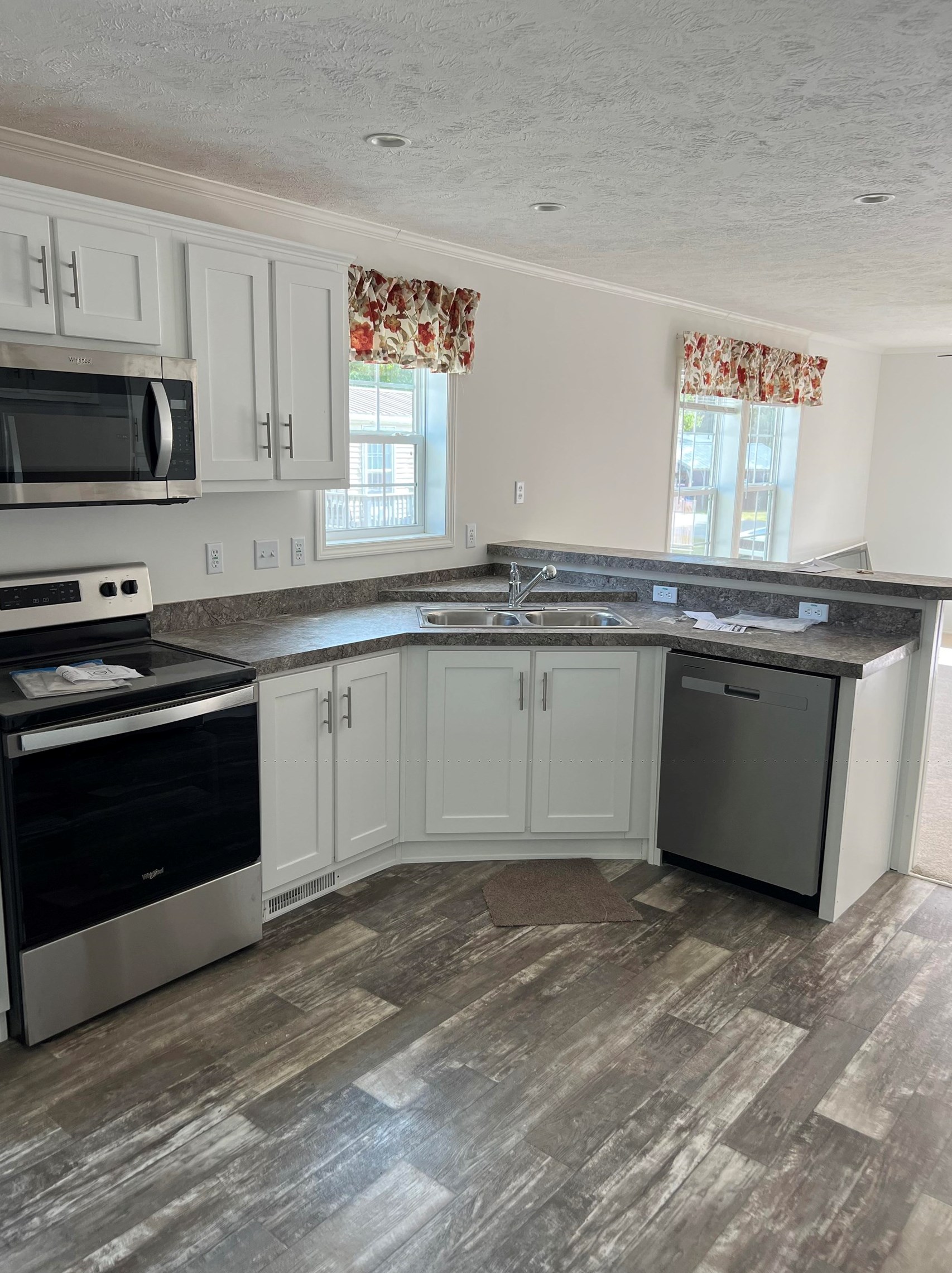 37 Robbins St, Hinsdale, NH 03451