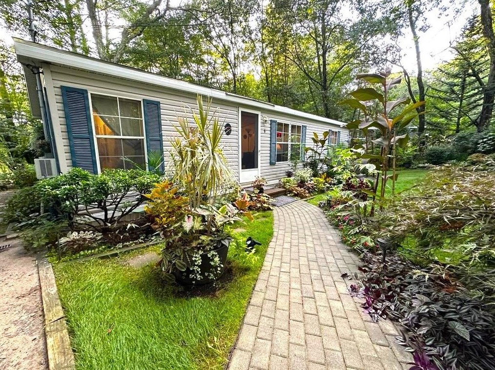 8 Mcquestion Rd, Merrimack, NH 03054-3512