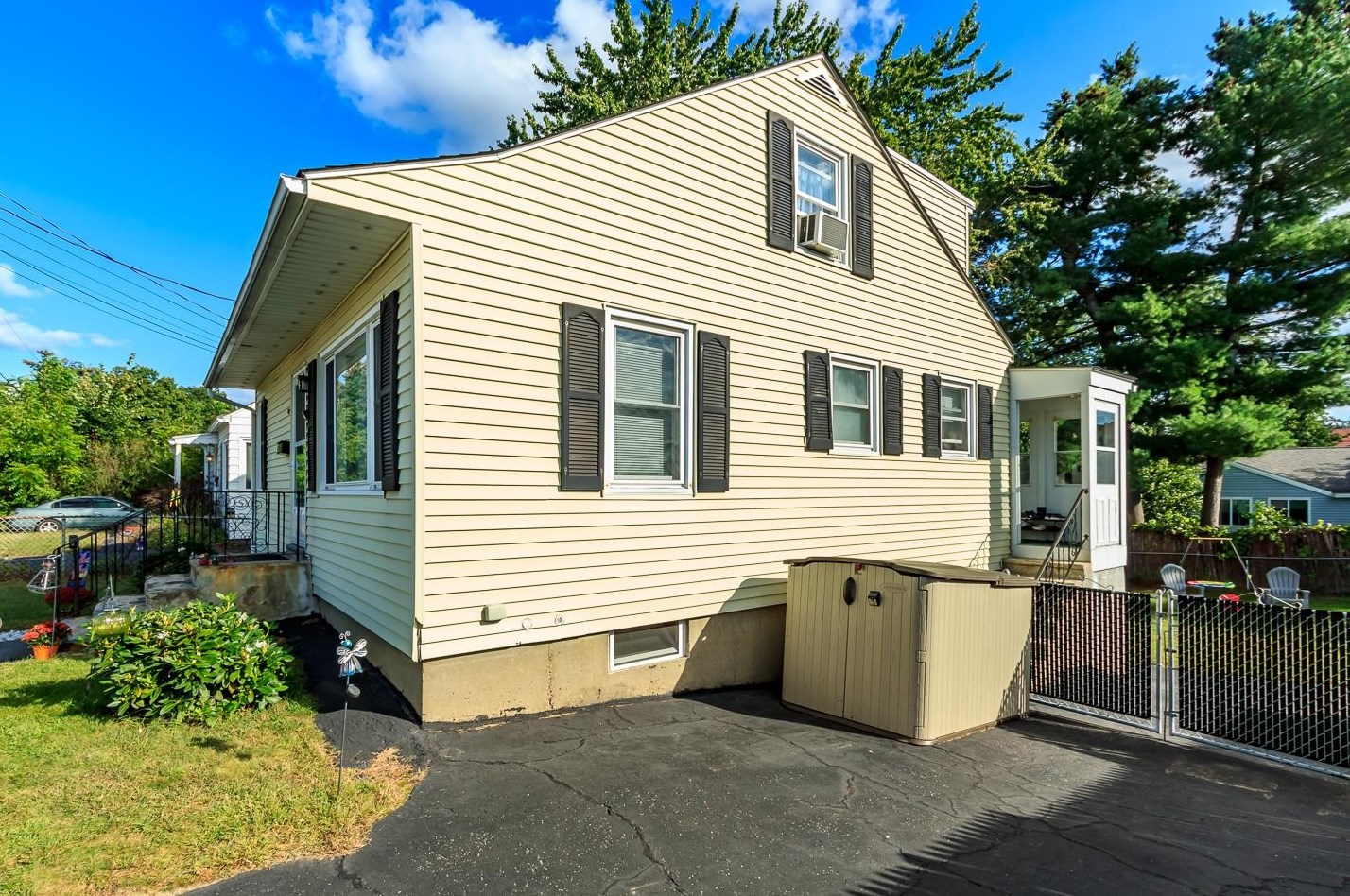 137 Harrington Ave, Manchester, NH 03103-6535