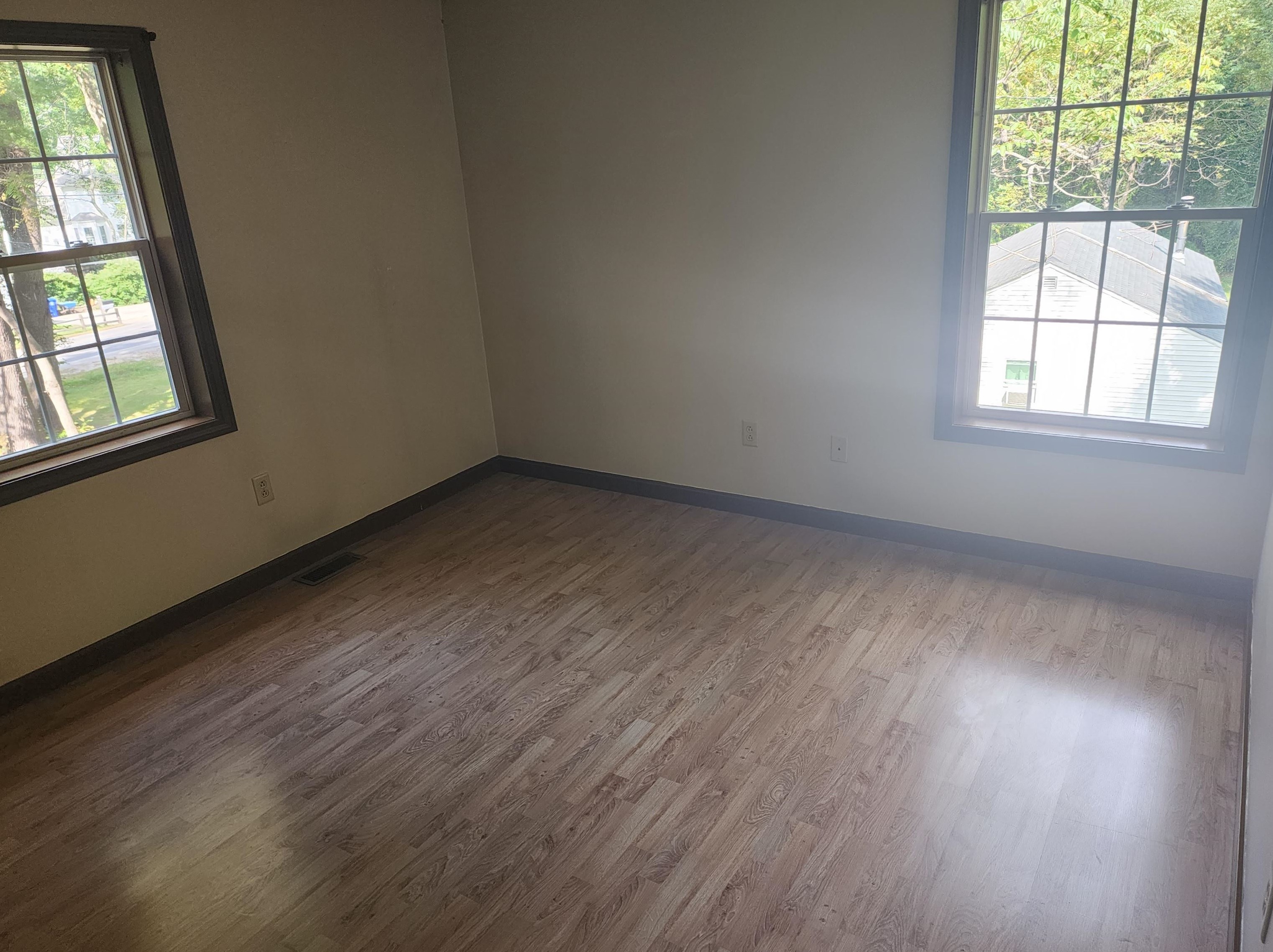 4649 Brown Ave, Manchester NH 03103-6726 exterior