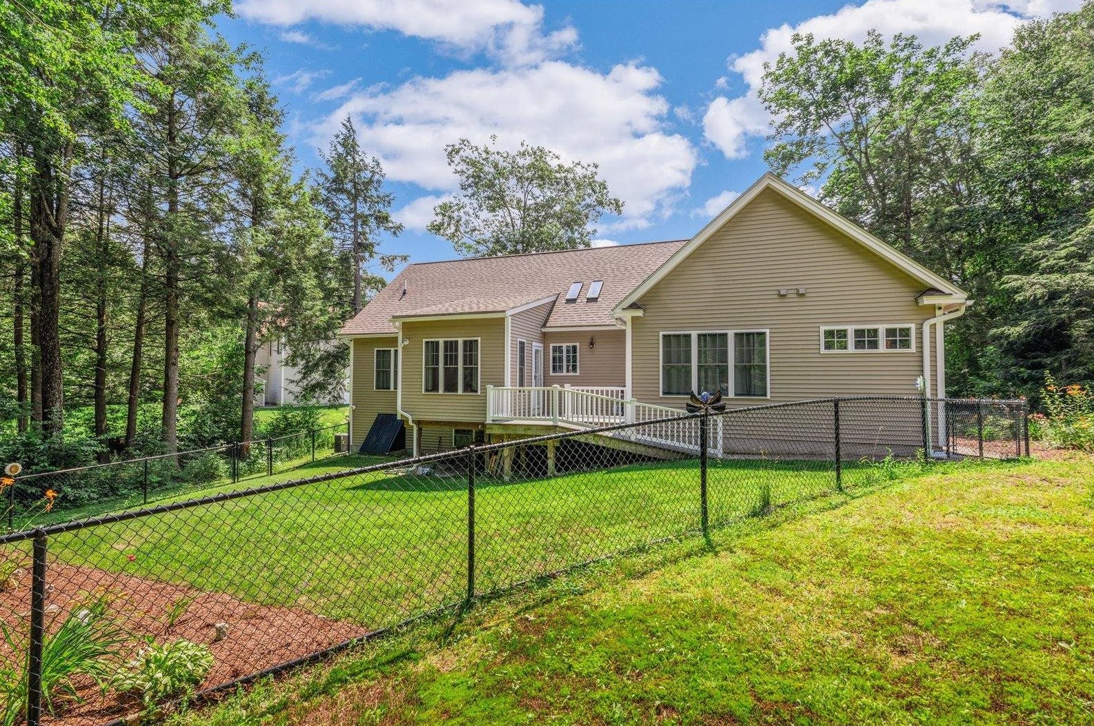 8 Legacy Ln, Peterborough, NH 03458-1018