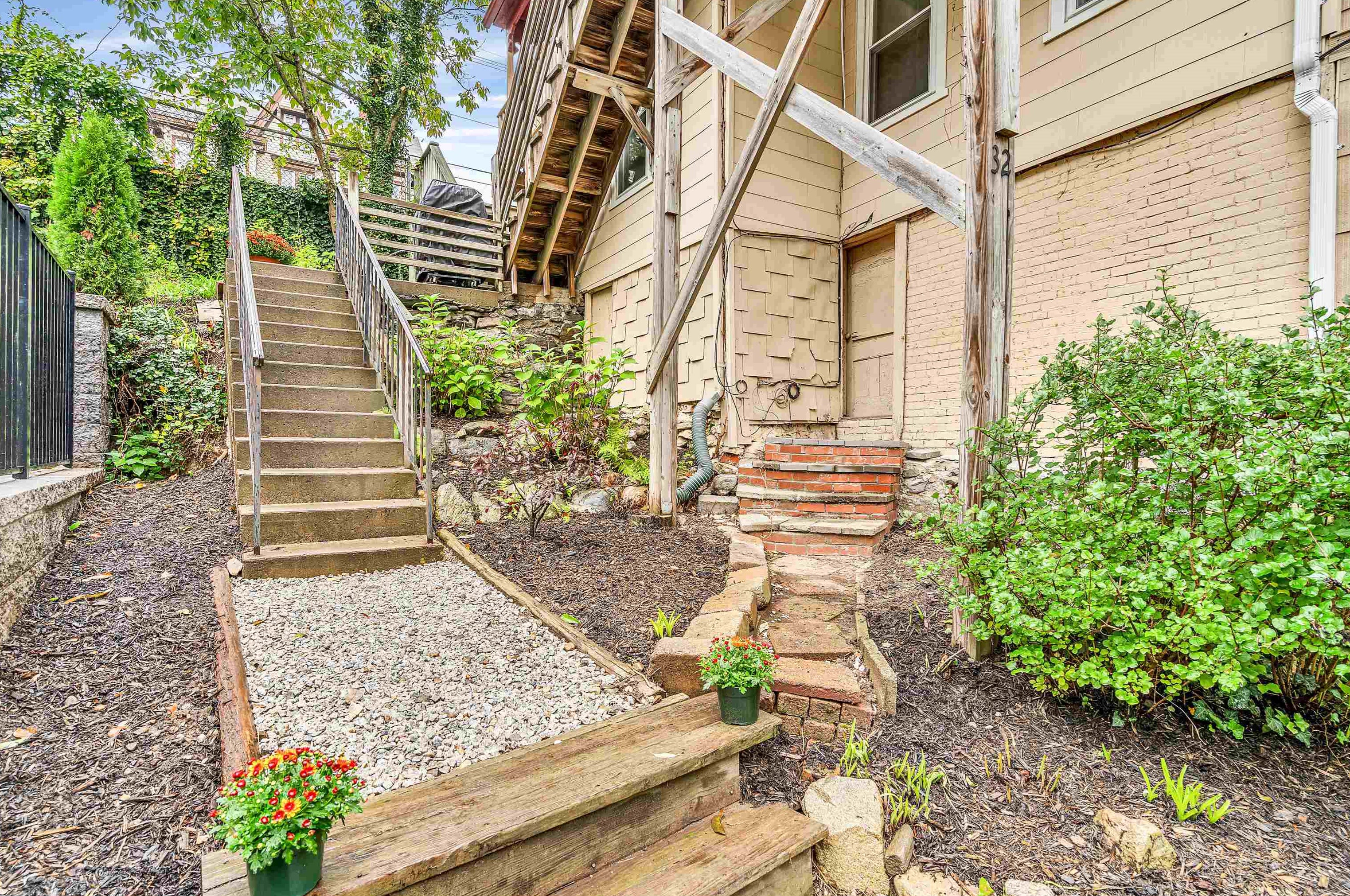 32 Riv St, Hudson MA 01749-2010 exterior