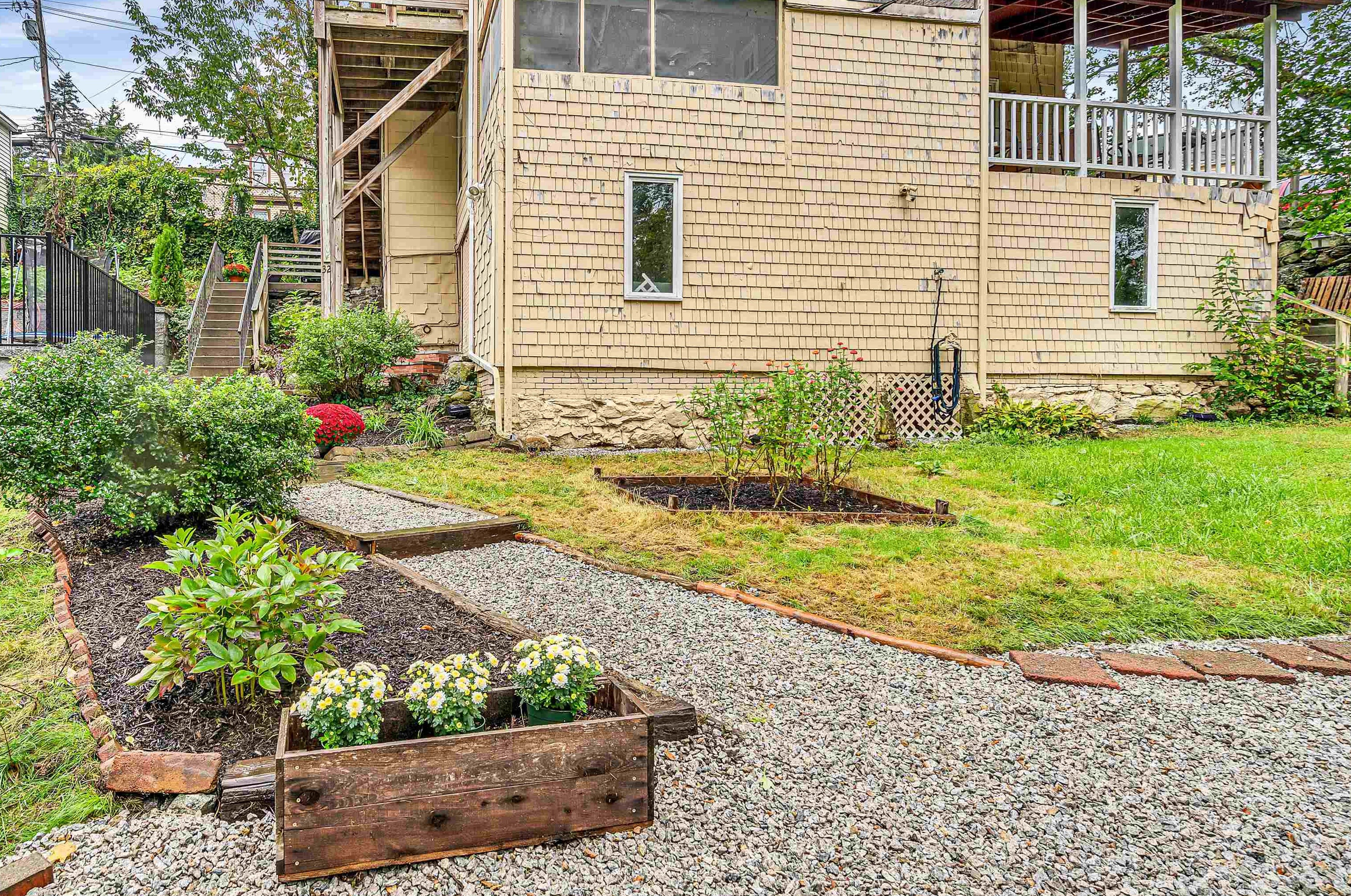 32 Riv St, Hudson MA 01749-2010 exterior