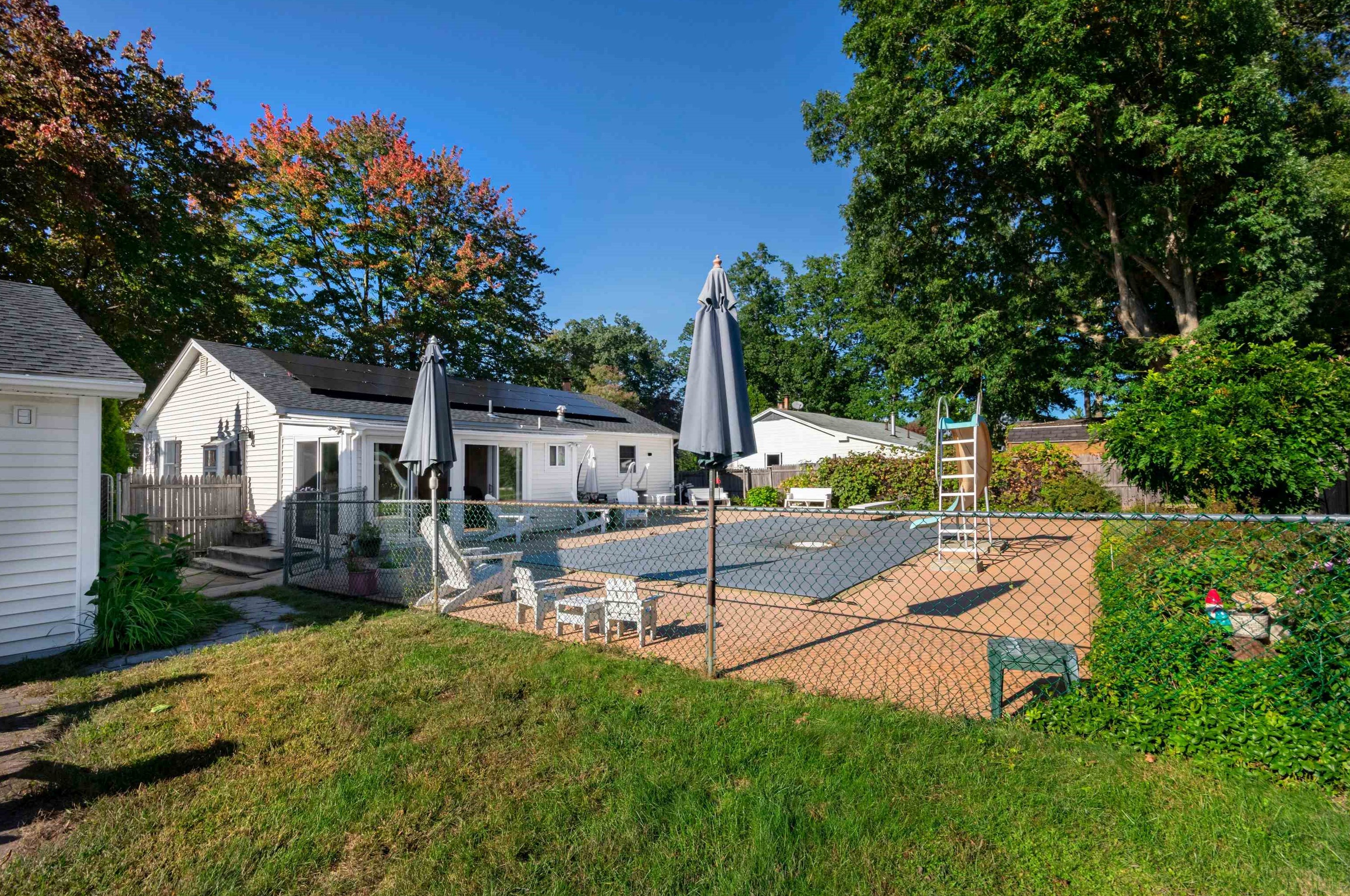 18 Cedar St, Hudson NH  03051-4715 exterior