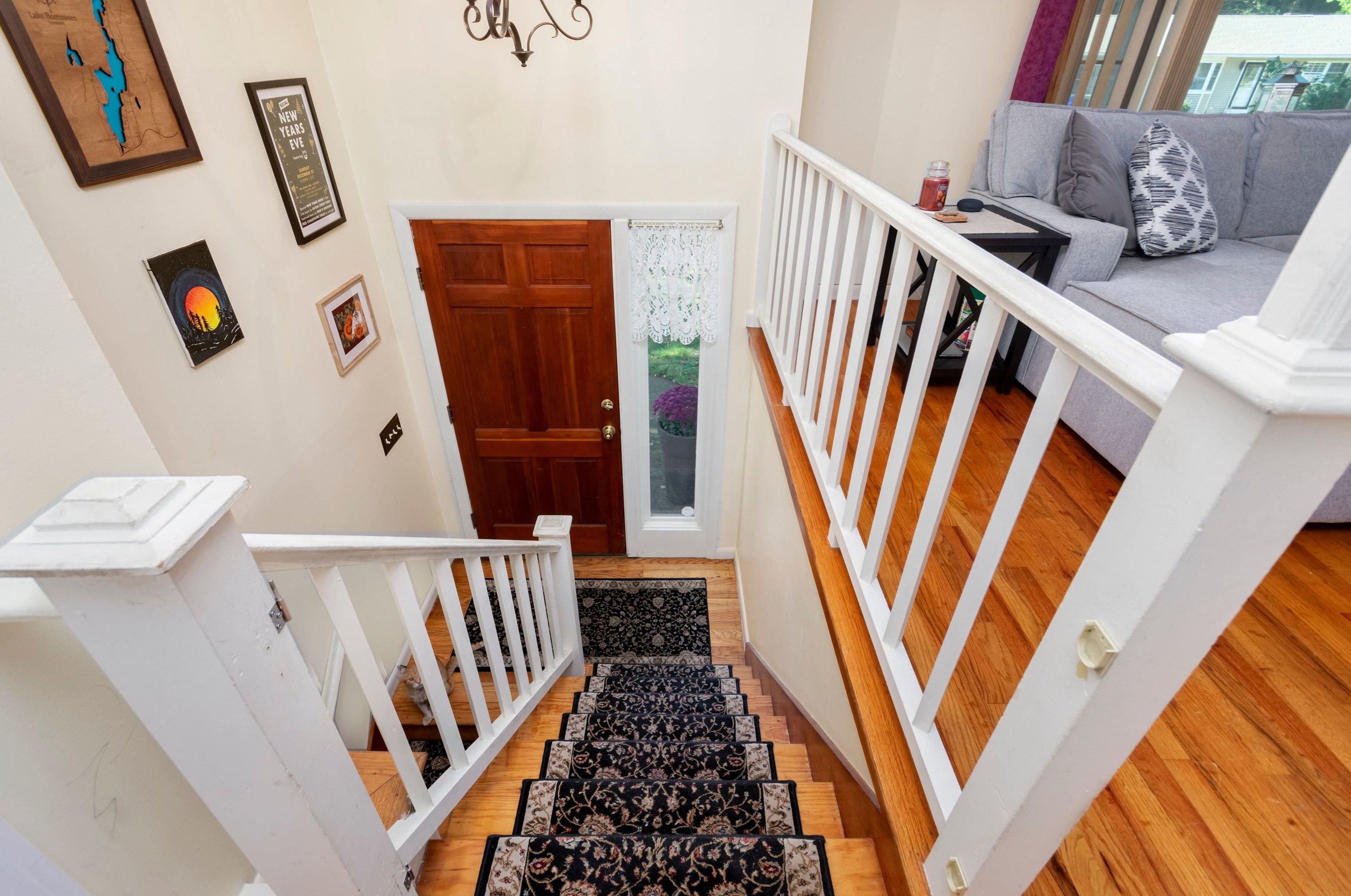 18 Cedar St, Hudson NH  03051-4713 exterior