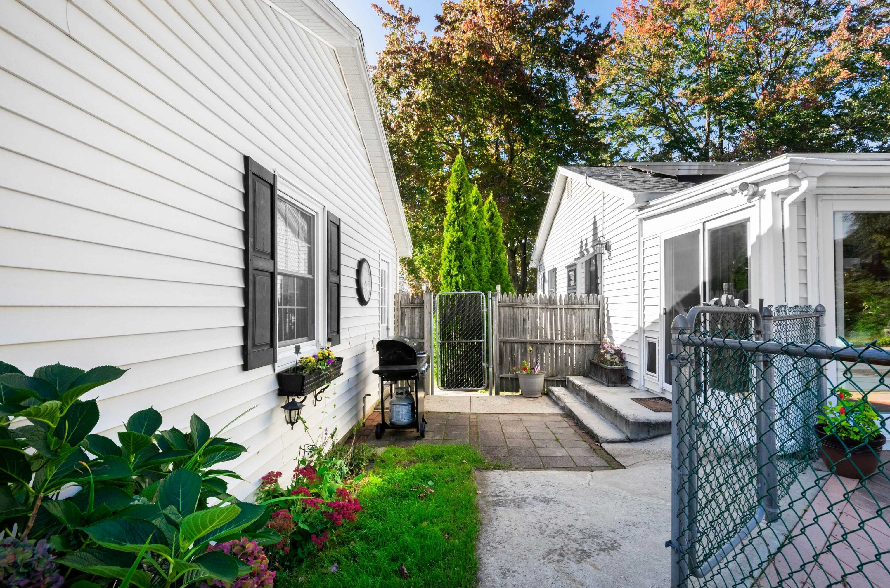 18 Cedar St, Hudson NH  03051-4715 exterior