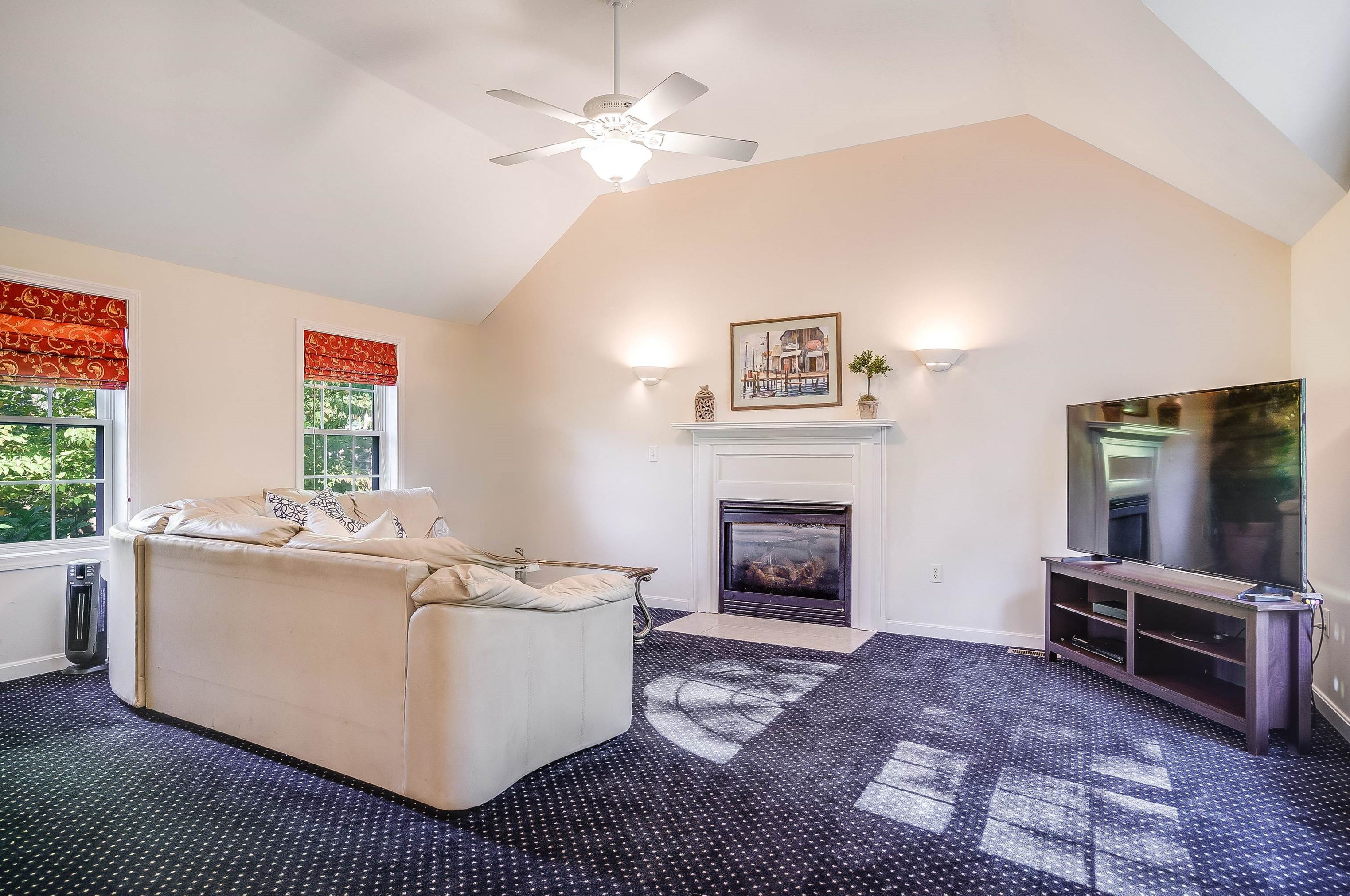 34 Gabrielle Dr, Hudson NH  03051-6621 exterior