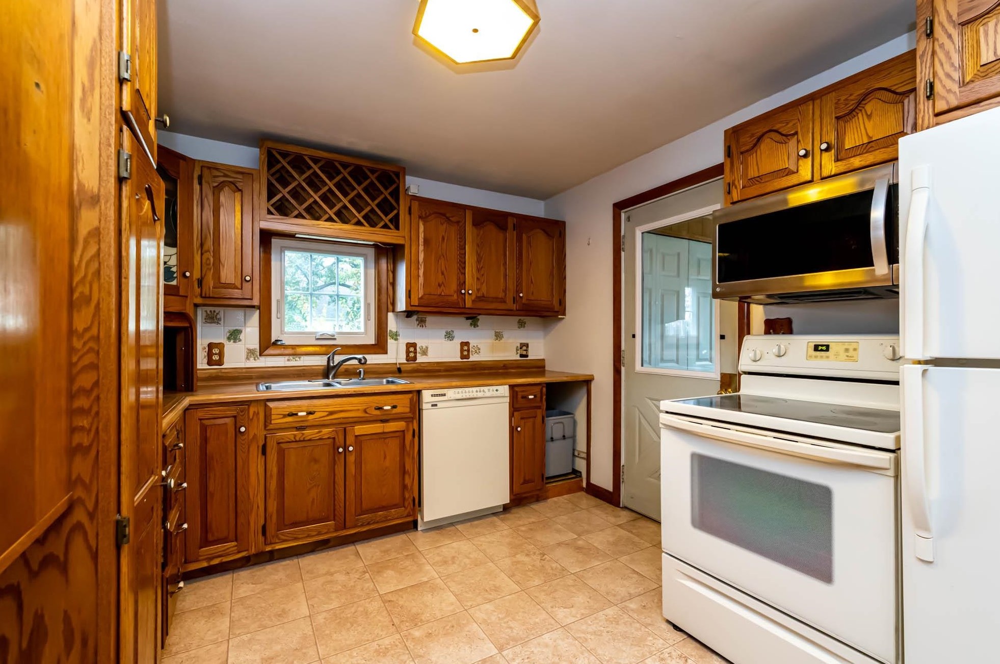 222 Brunelle Ave, Manchester NH  03103-4633 exterior