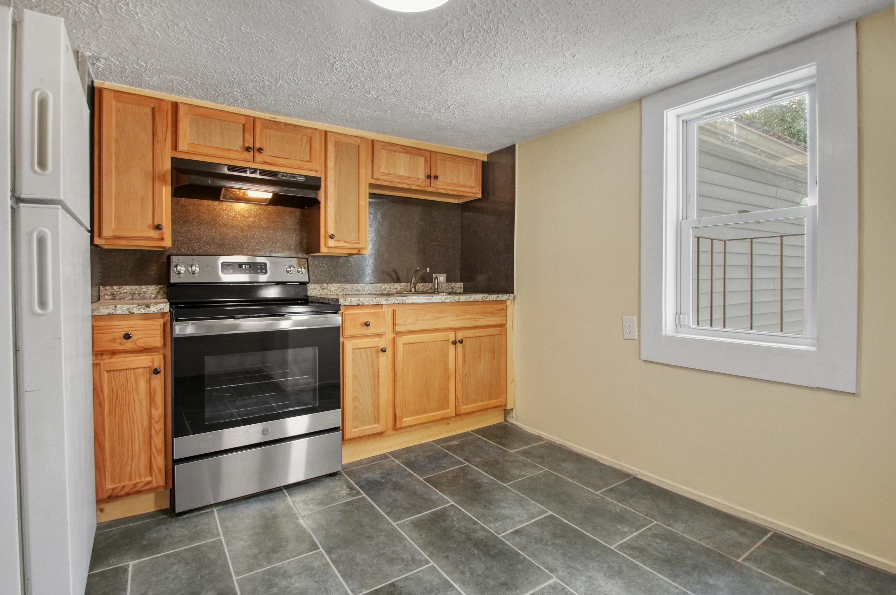 35 Ash St, Nashua, NH 03060