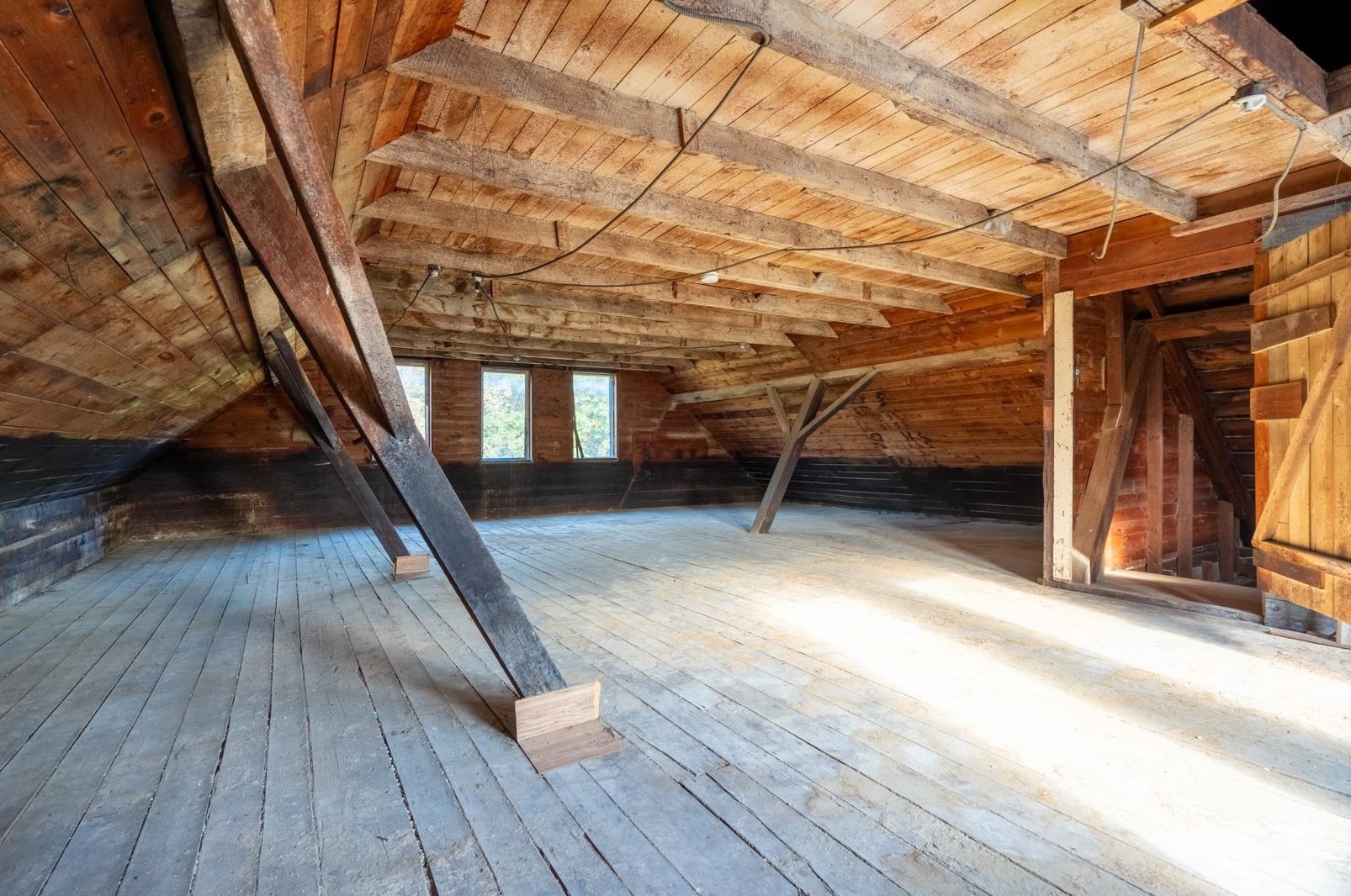 6 Leonard Ave, Manchester NH  03106-1053 exterior