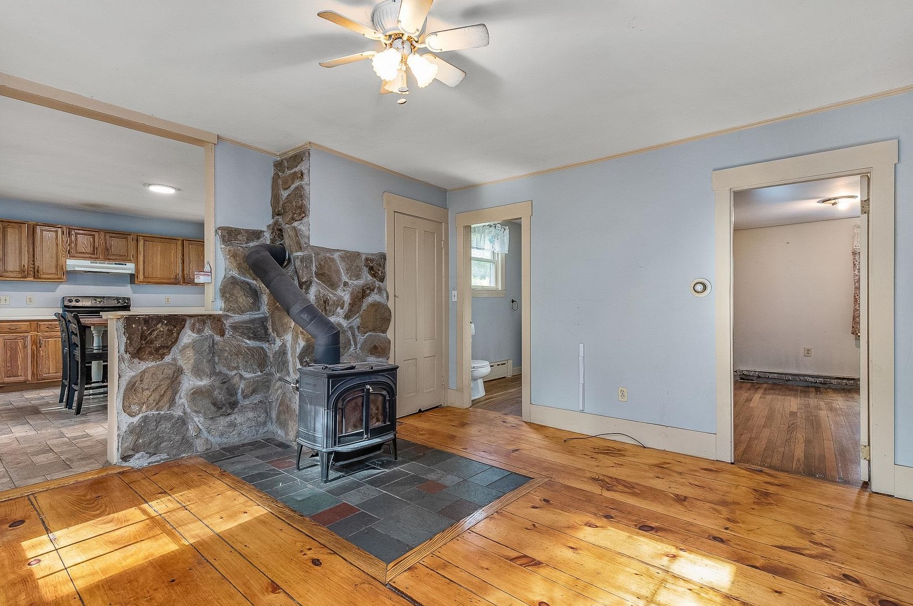 11 Gale Village Rd, Newton, NH 03858