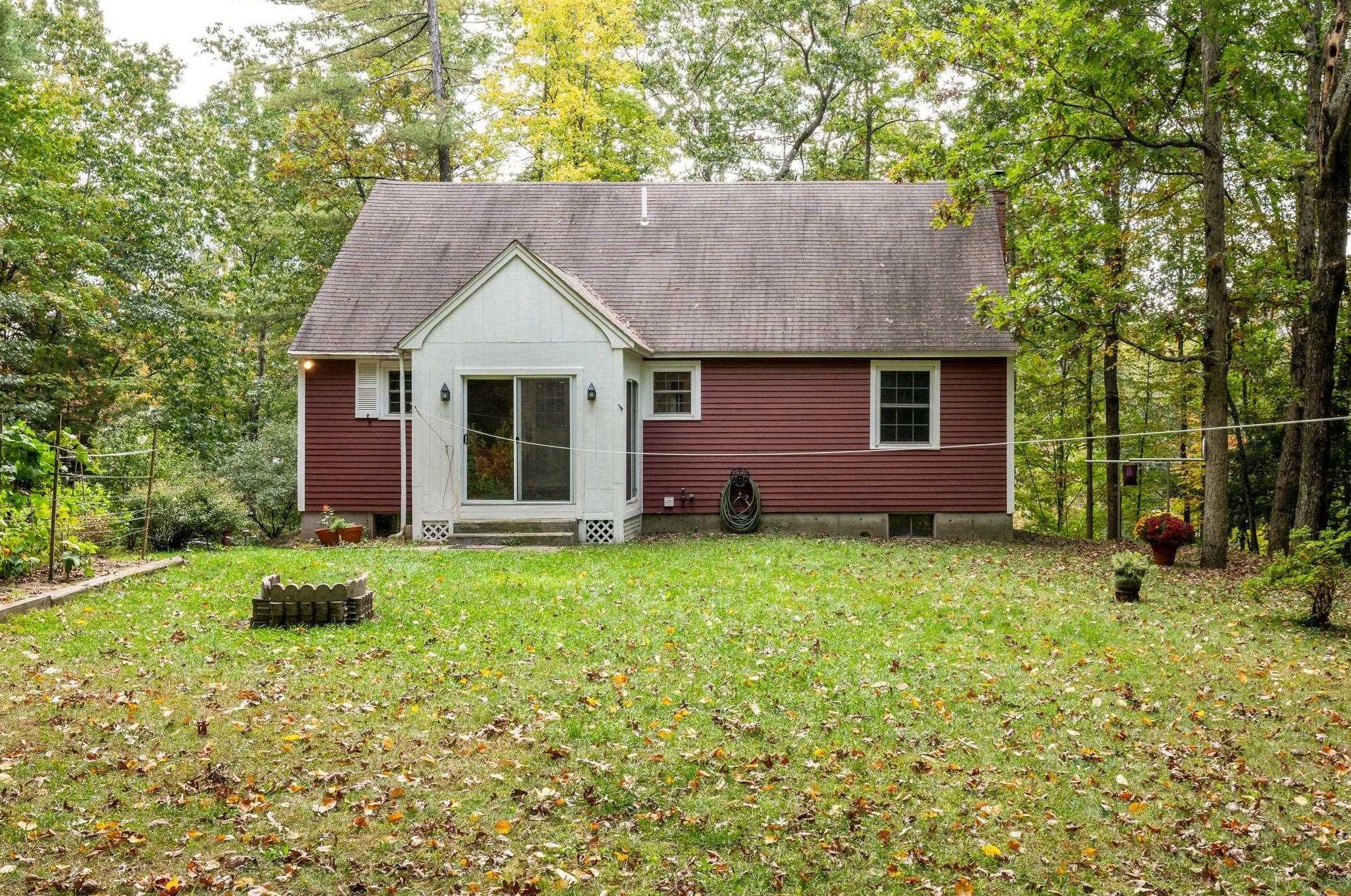 28 Pinnacle St, Manchester NH  03106-1535 exterior