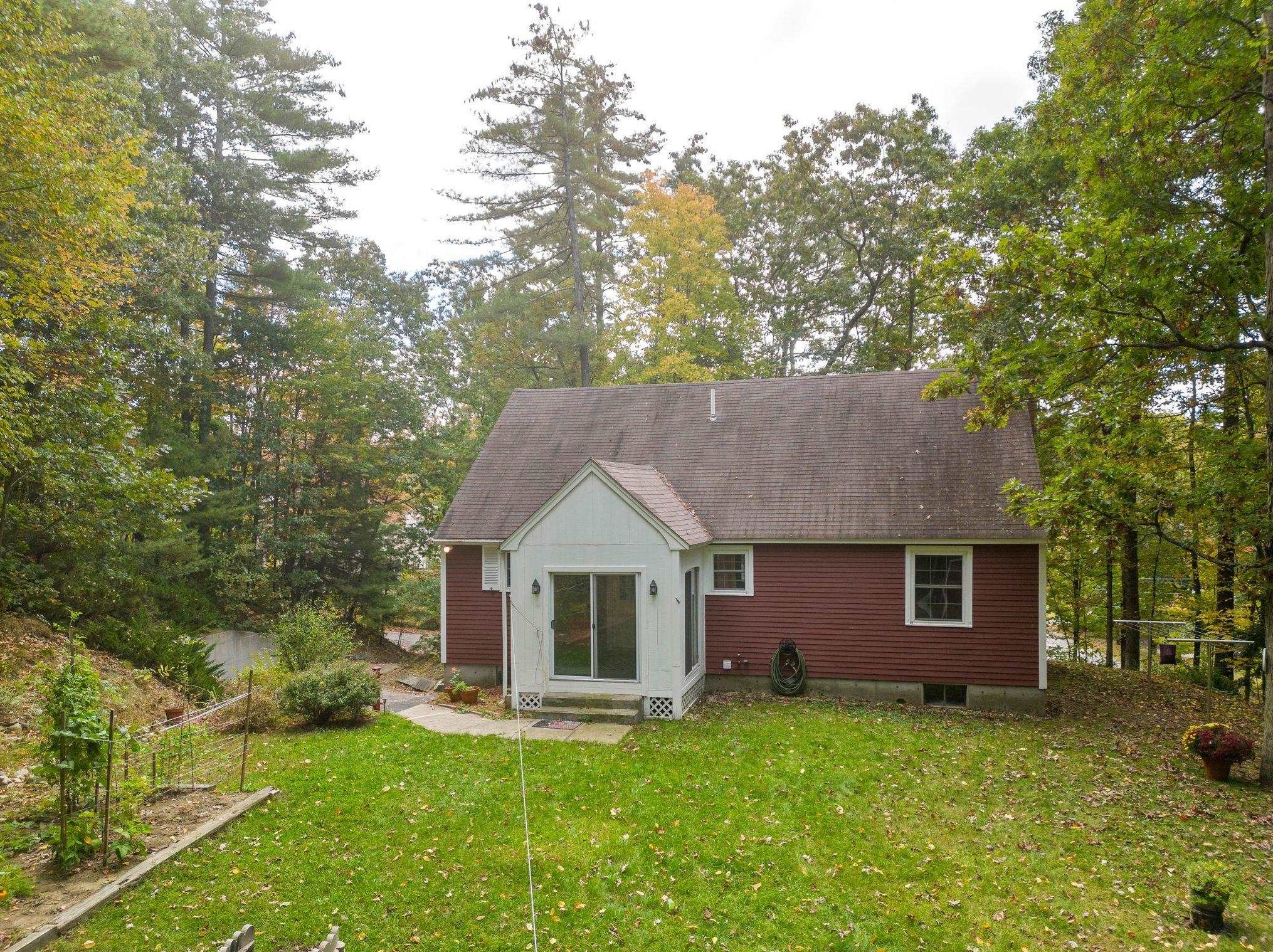 28 Pinnacle St, Manchester NH  03106-1535 exterior