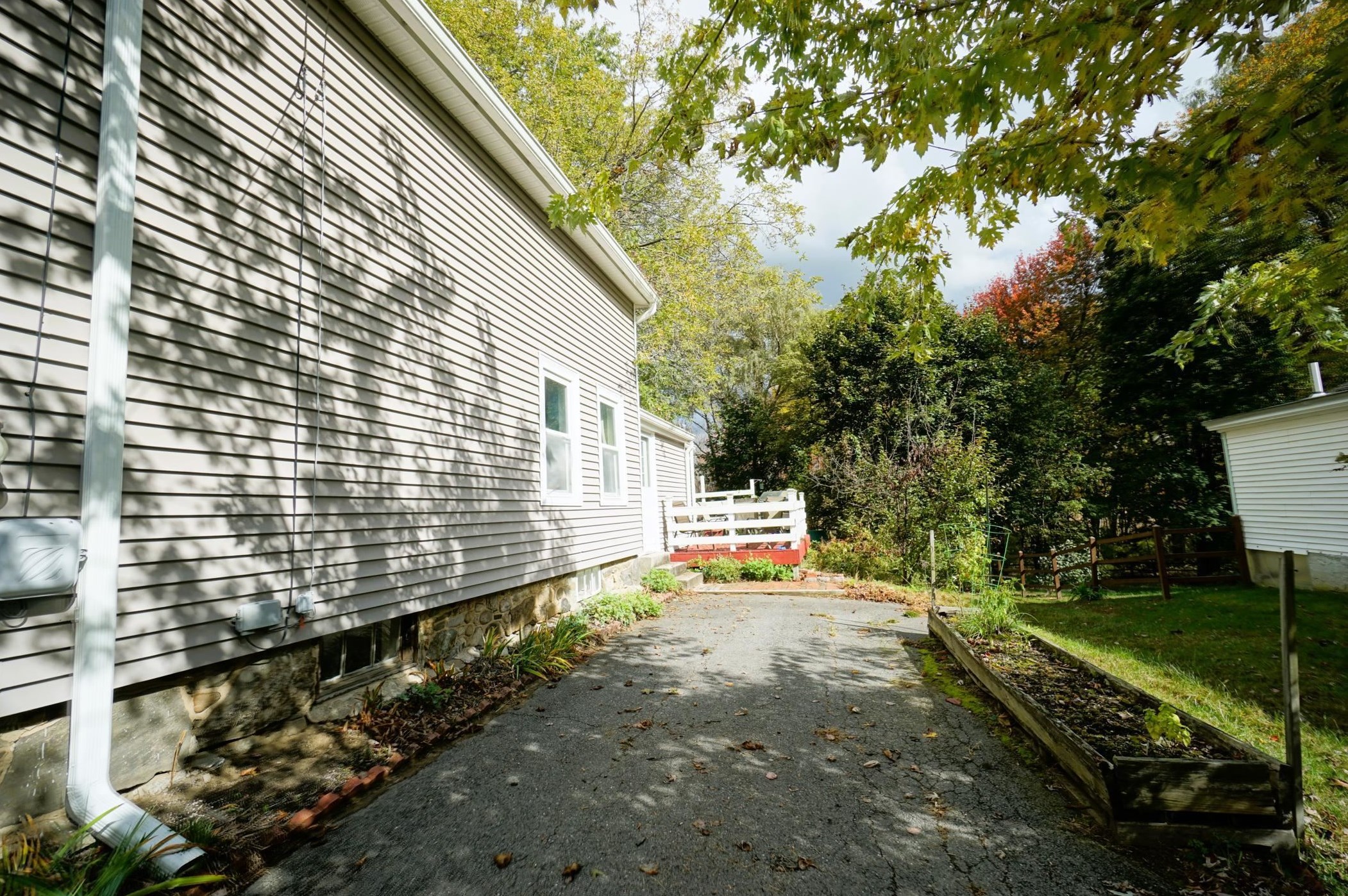 12 Fenway St, Derry, NH 03038