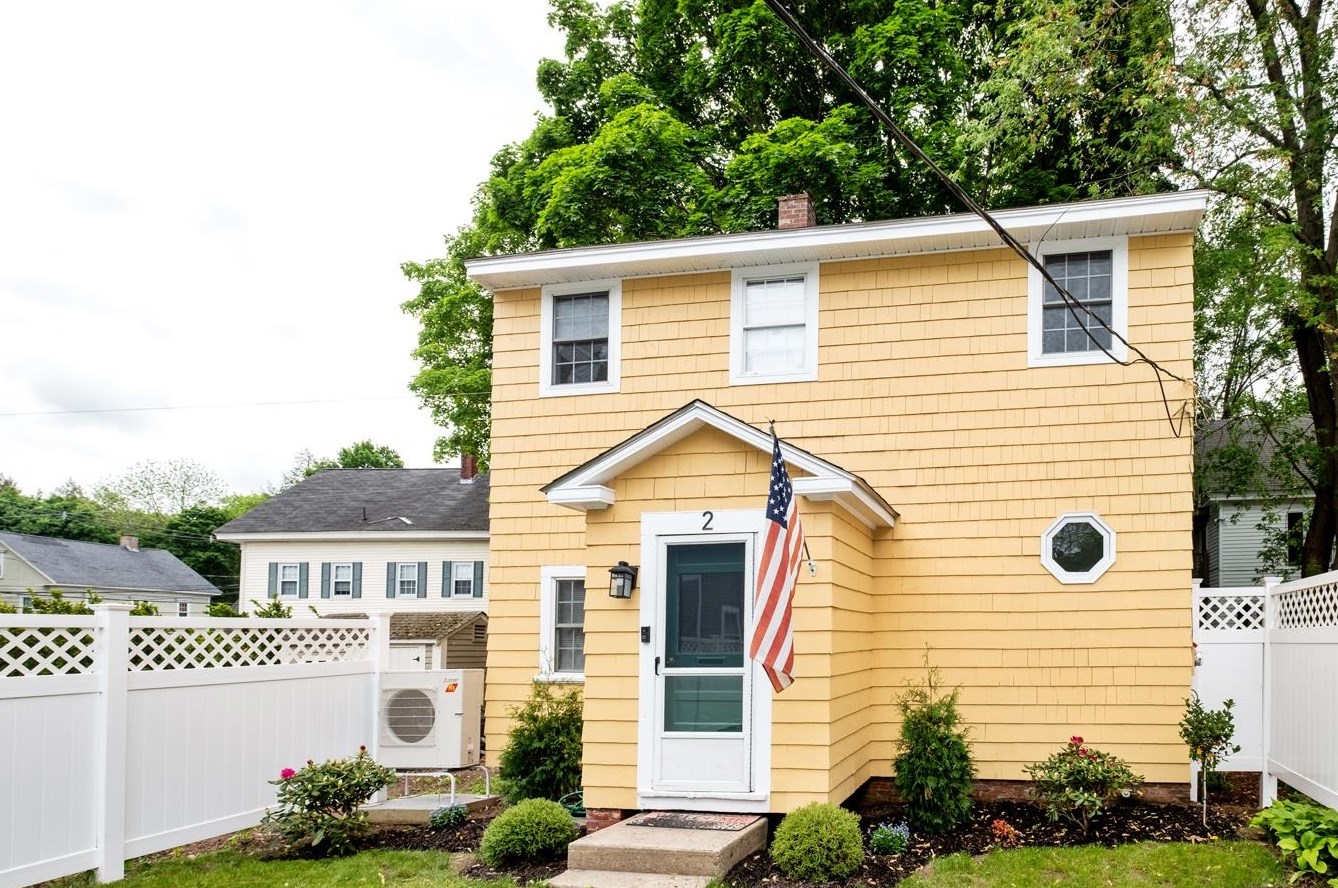 2 Garfield St, Kensington, NH 03833-3225