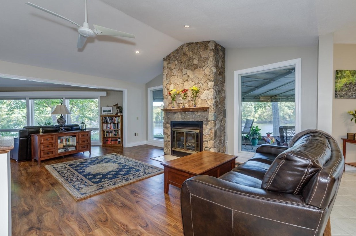 37 Walden Pond Dr, Nashua, NH 03064
