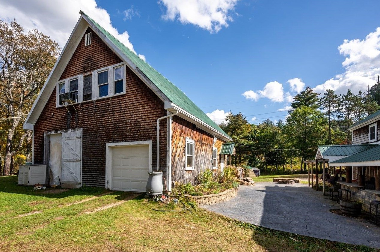 204 Raymond Rd, Deerfield, NH 03037