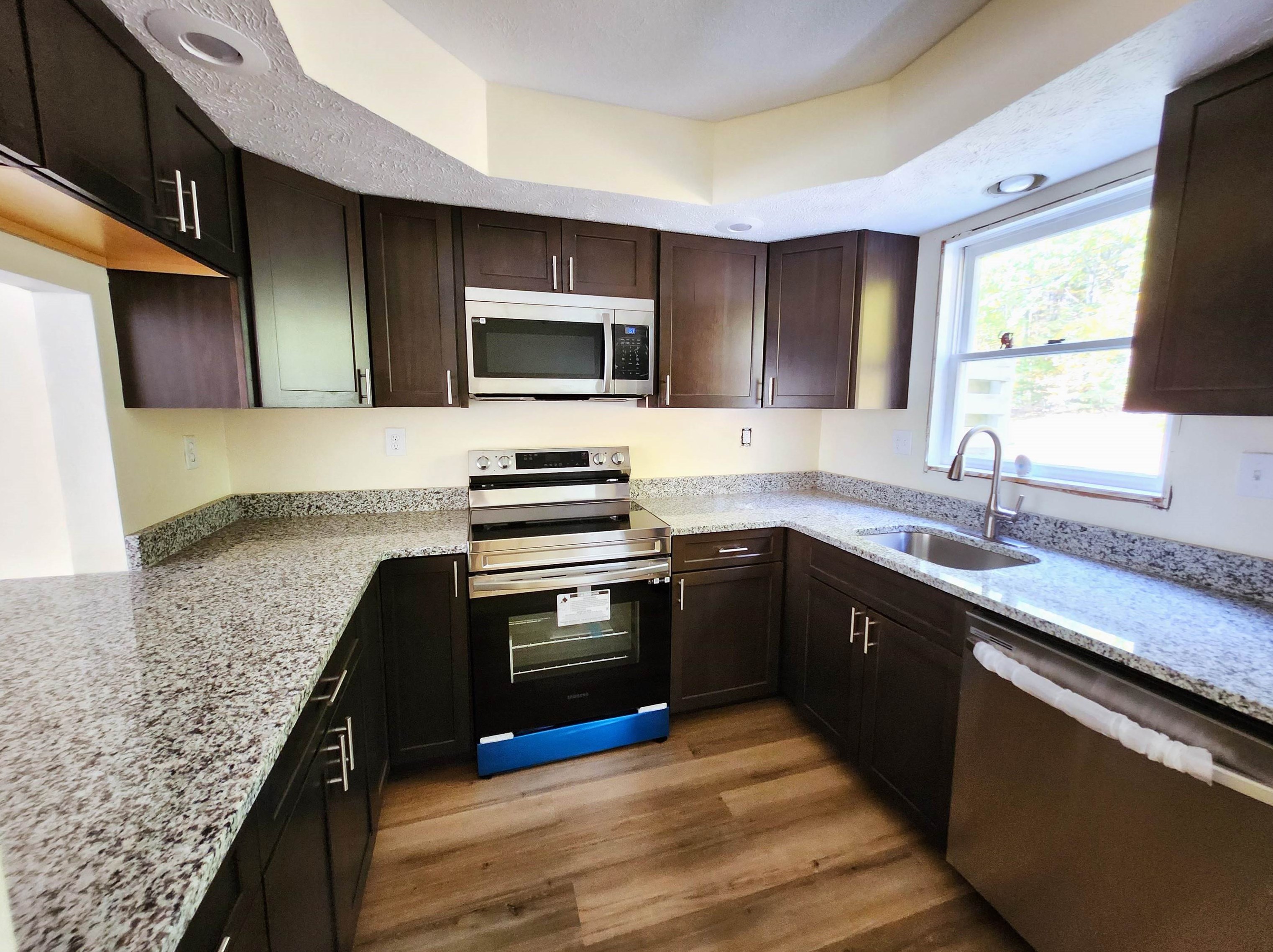 36 Cricket Hill Dr, Merrimack NH  03054-6621 exterior