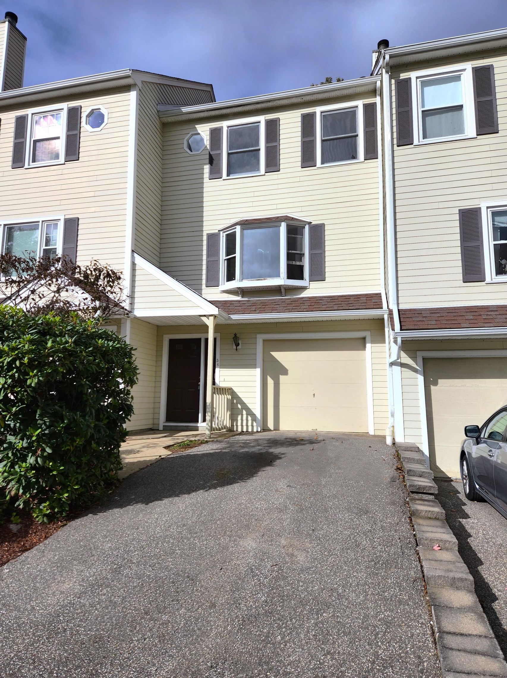 36 Cricket Hill Dr, Merrimack, NH 03054