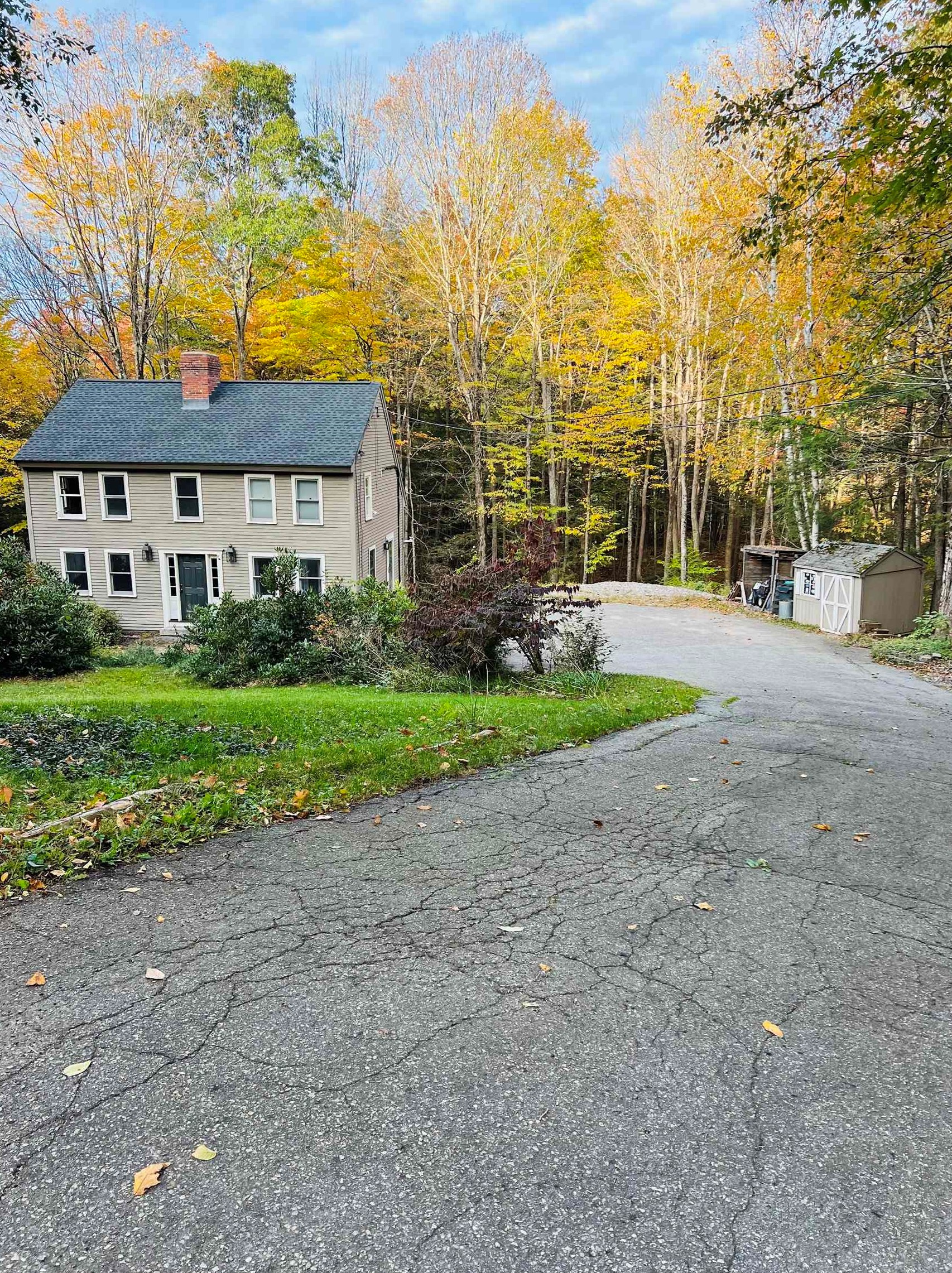 313 Wallace Rd, Goffstown, NH 03045