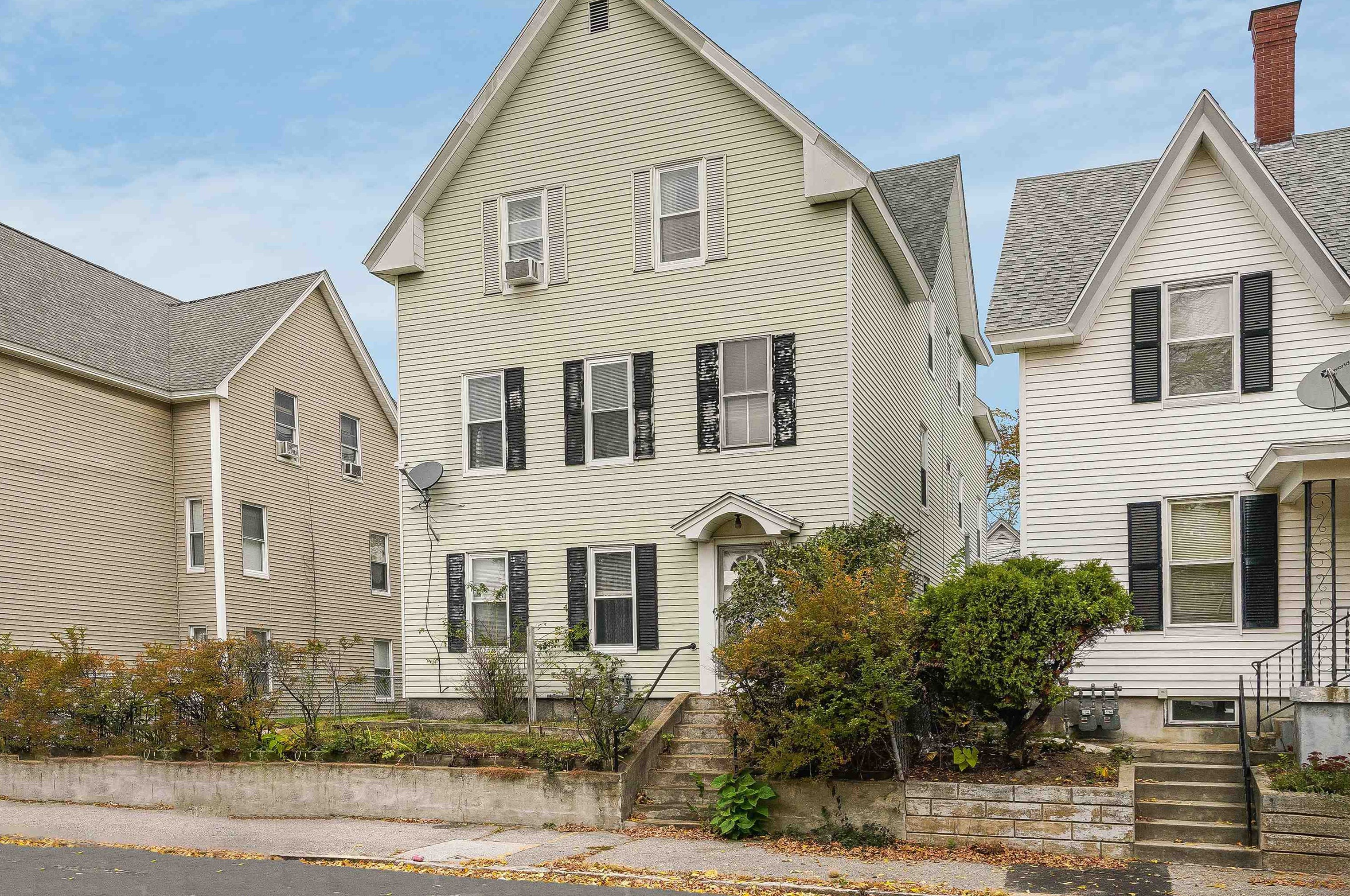 410 Auburn St, Manchester, NH 03103-4807