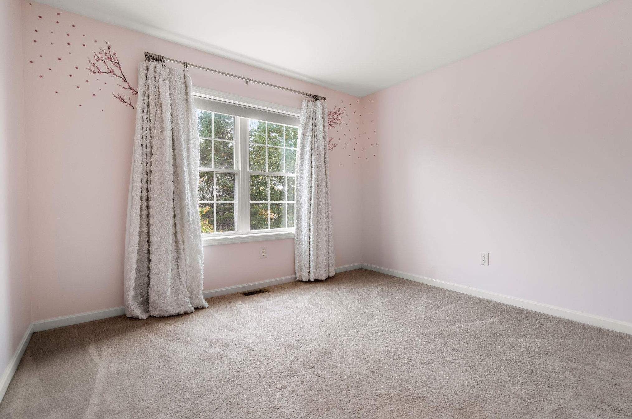 12 Edward Cir, Manchester NH  03110-6867 exterior