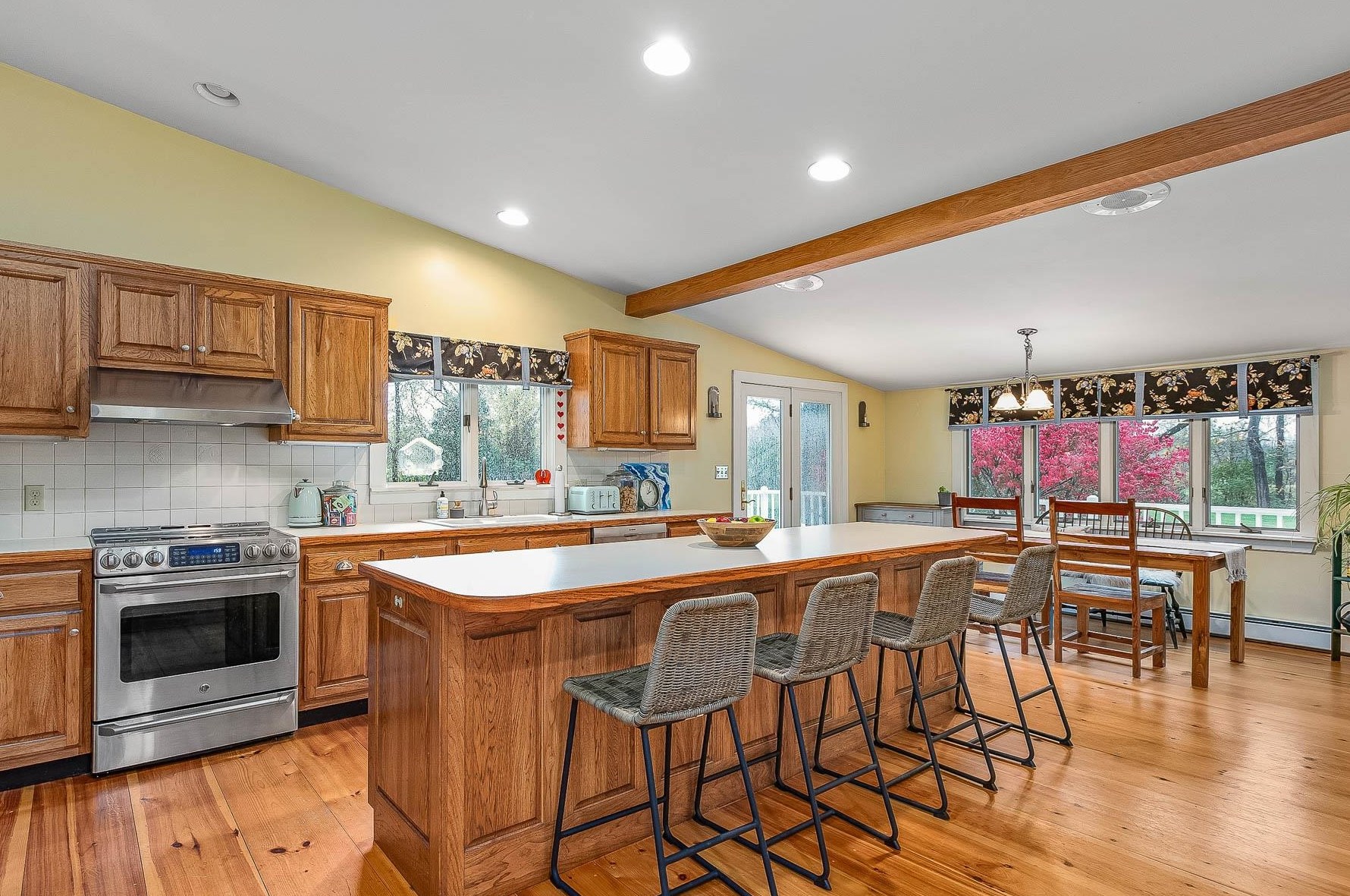 15 Hobbs Rd, North Hampton, NH 03862